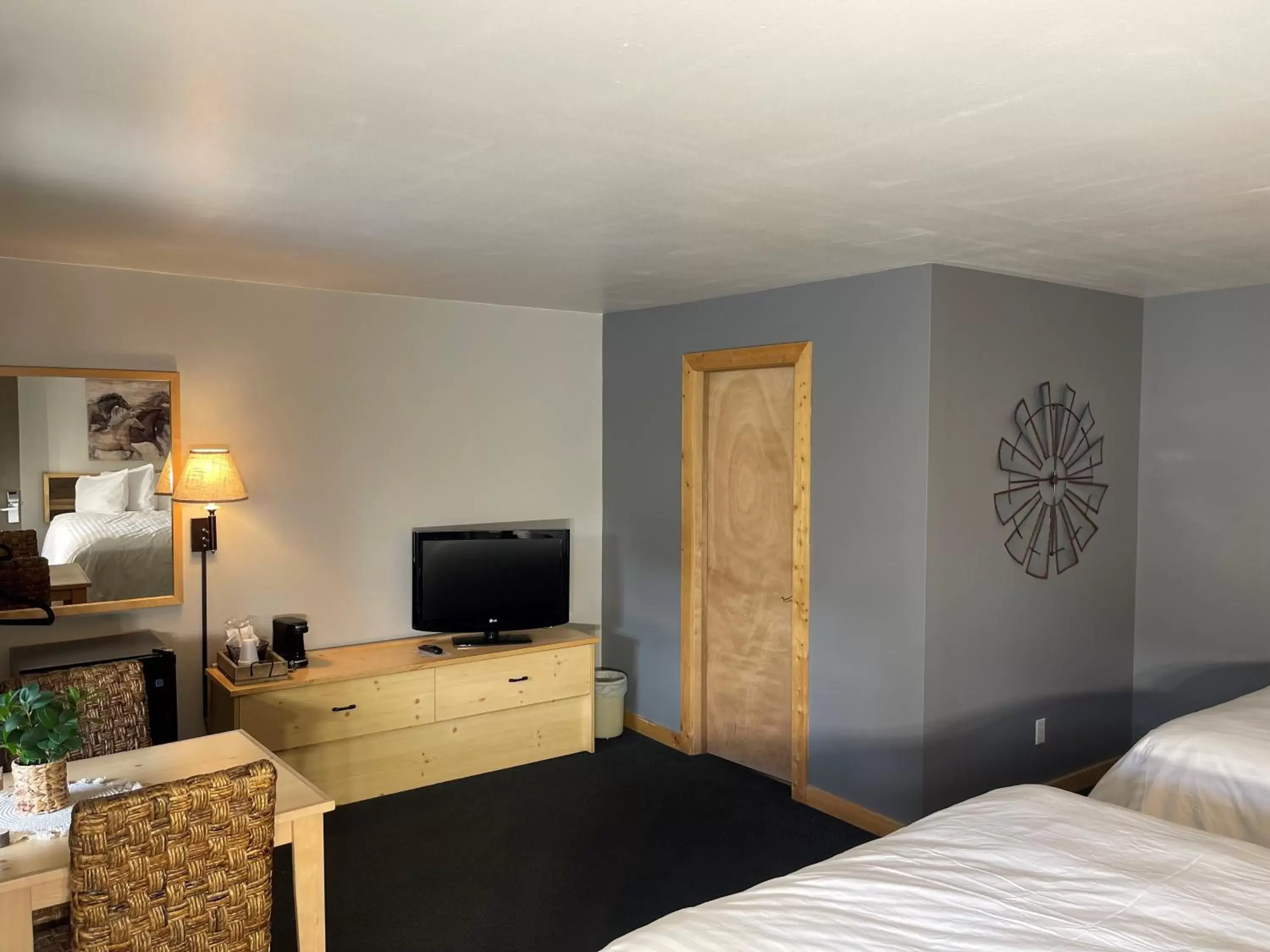 Bedroom, TV/Entertainment Center in Moose Creek Lodge & Suites