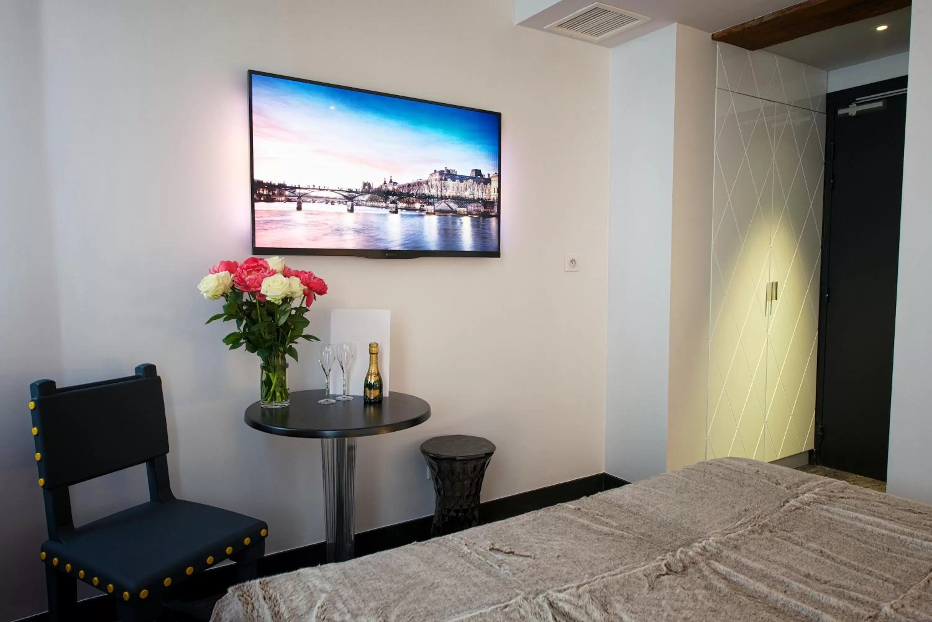 TV and multimedia, Bed in Hôtel le Clos de Notre Dame