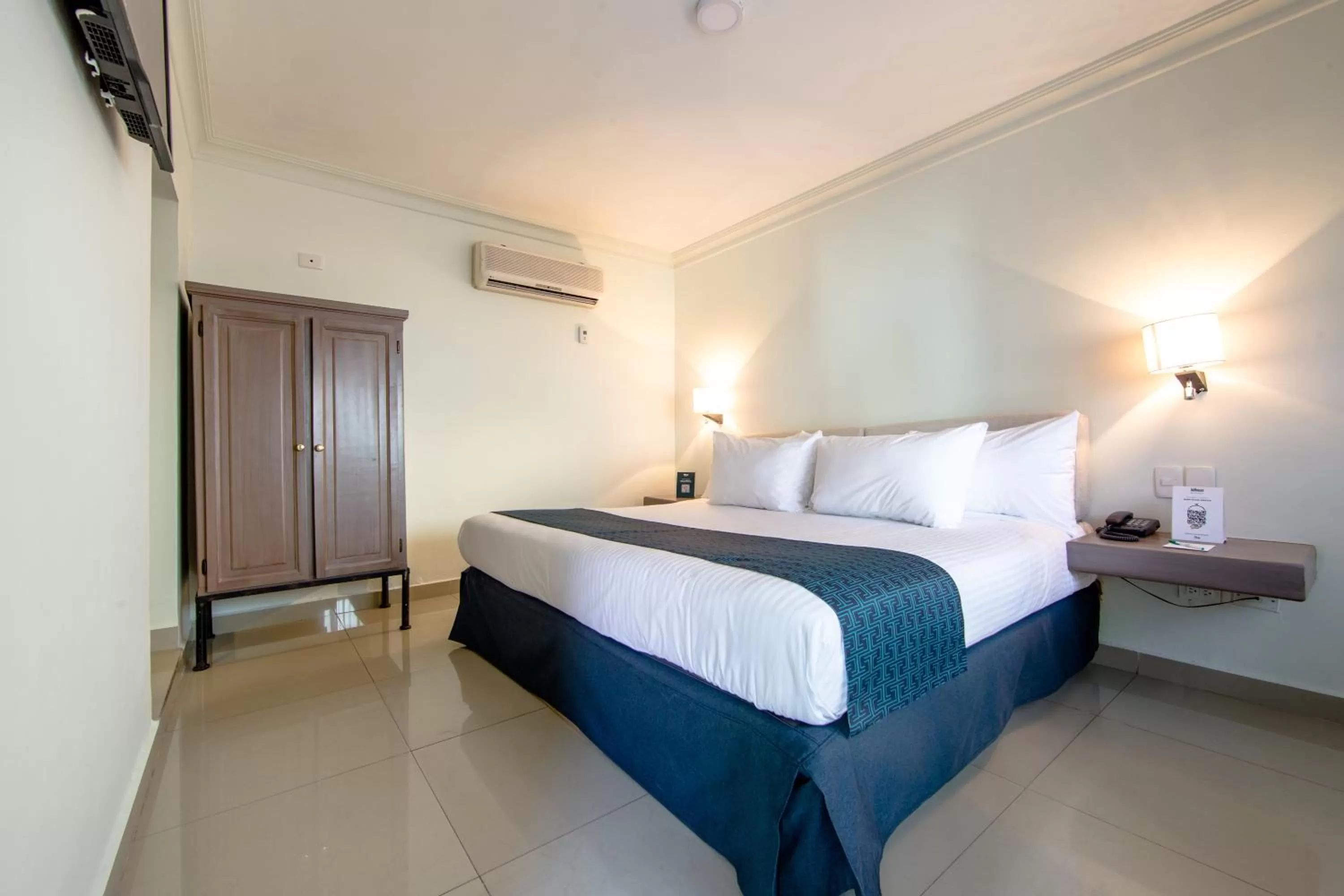 Photo of the whole room, Bed in InHouse Hotel Culiacán