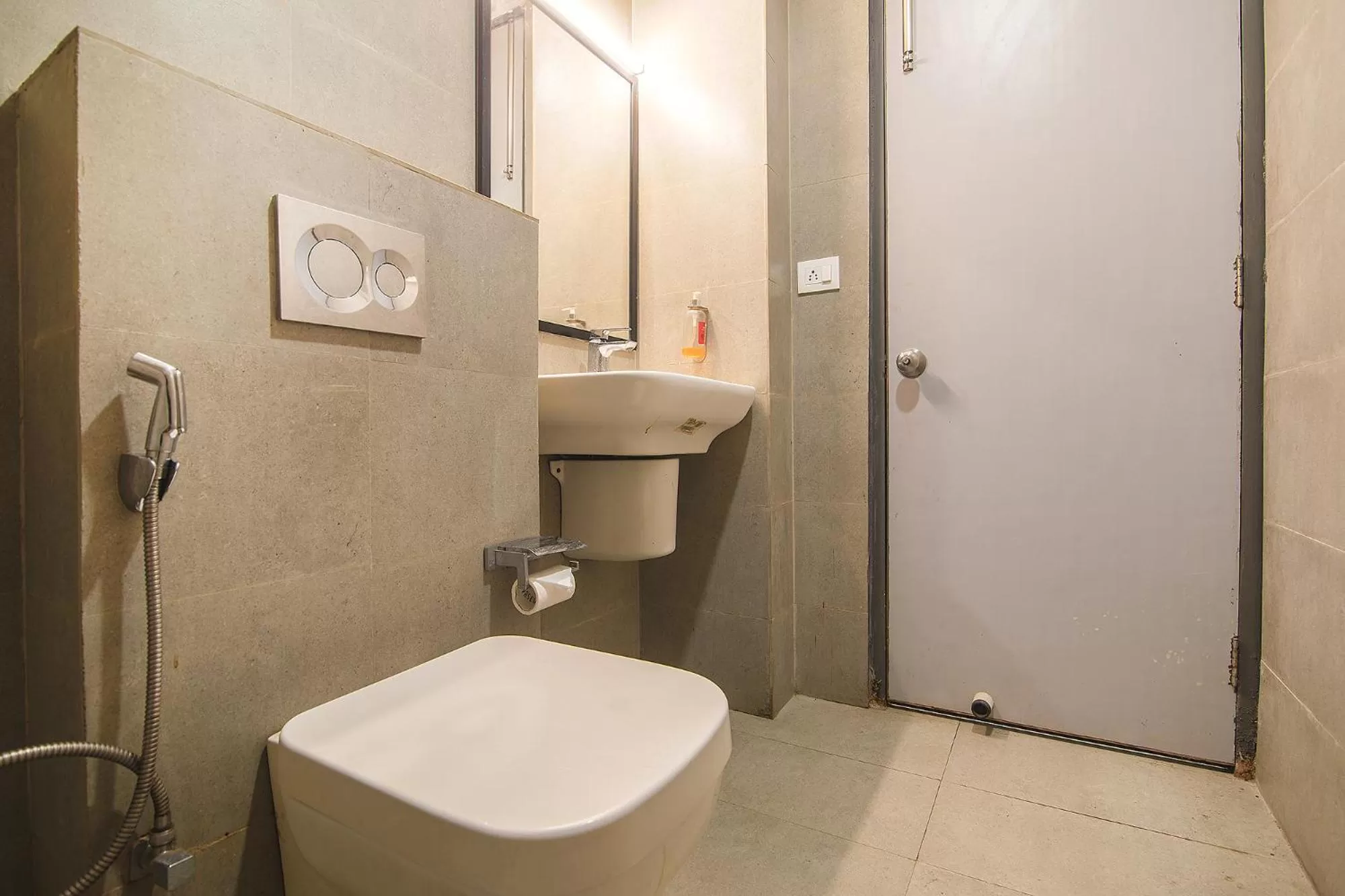 Toilet in FabHotel Kingston House