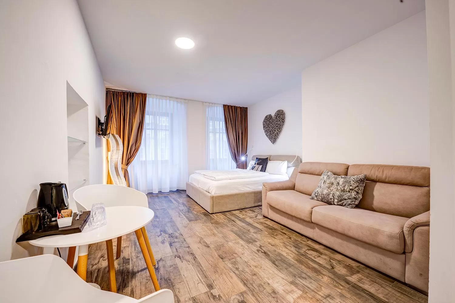 Photo of the whole room, Bed in Arcadia Rooms