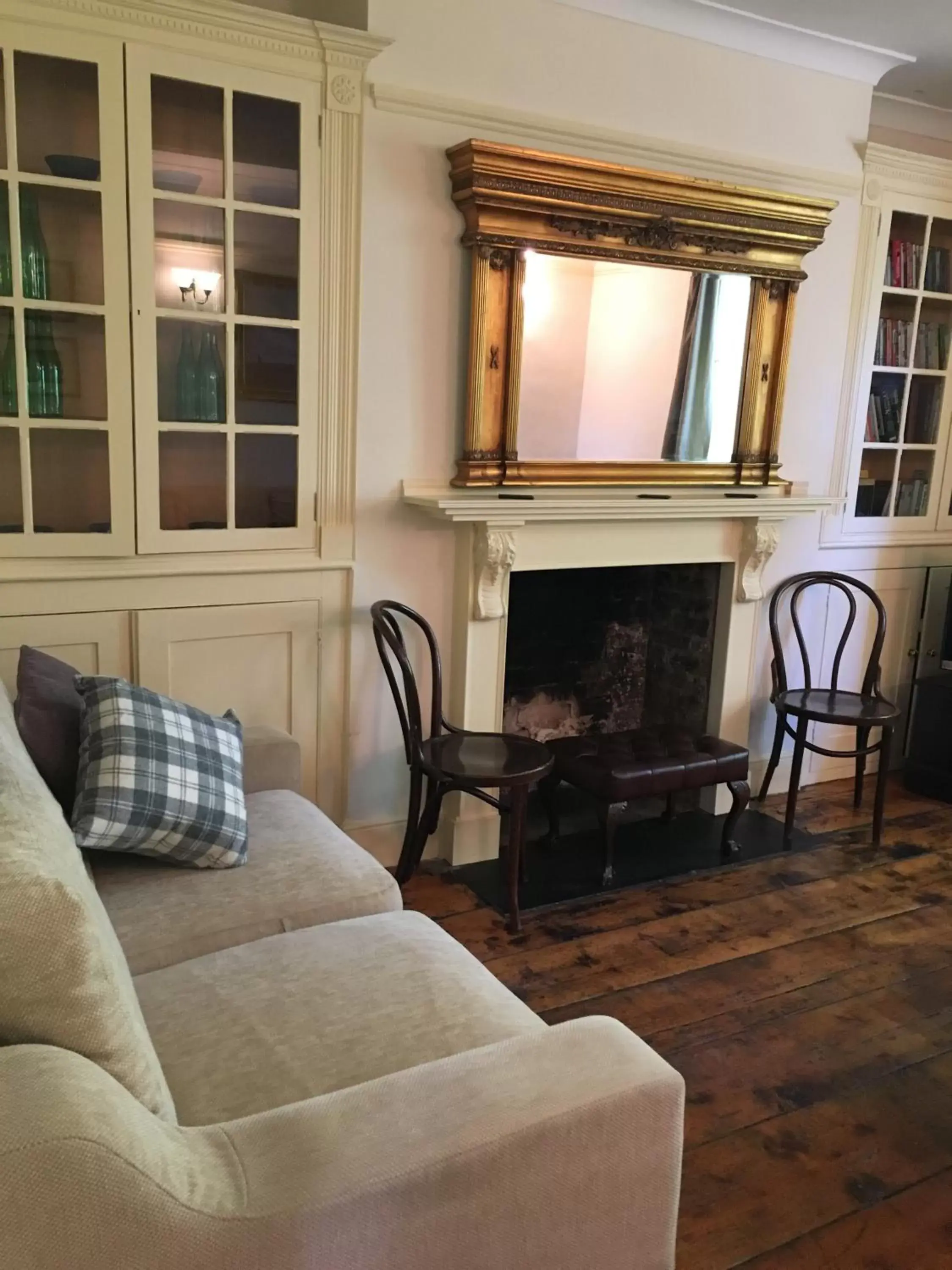 Living room, Seating Area in The Crown Hotel