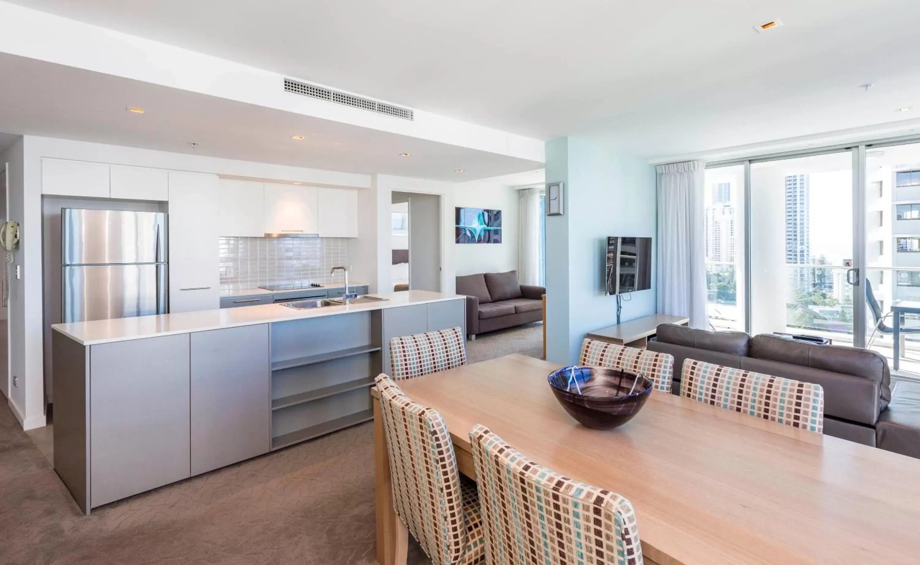 Dining area, Kitchen/Kitchenette in Artique Surfers Paradise - Official