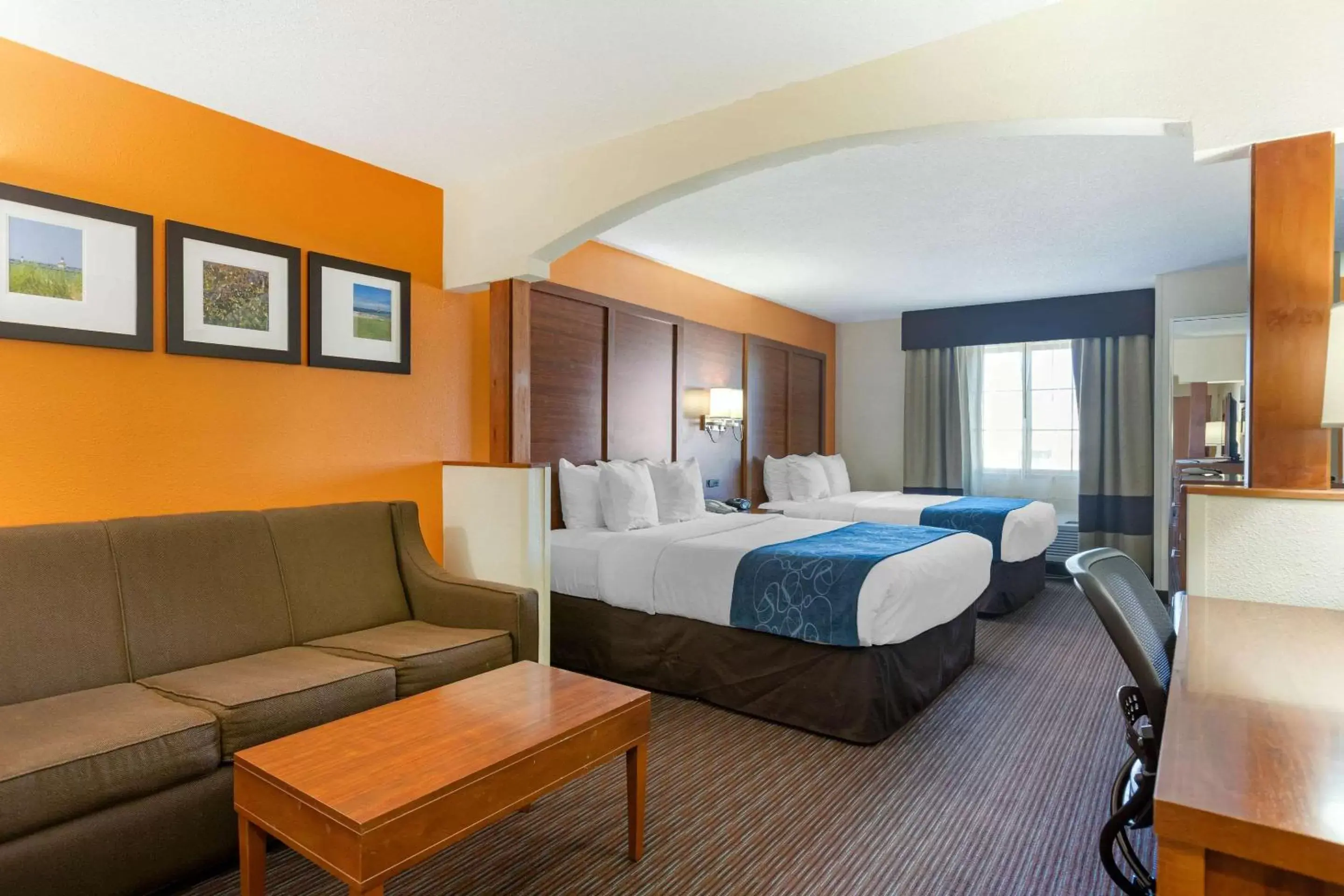 Photo of the whole room in Comfort Suites Stevensville – St. Joseph