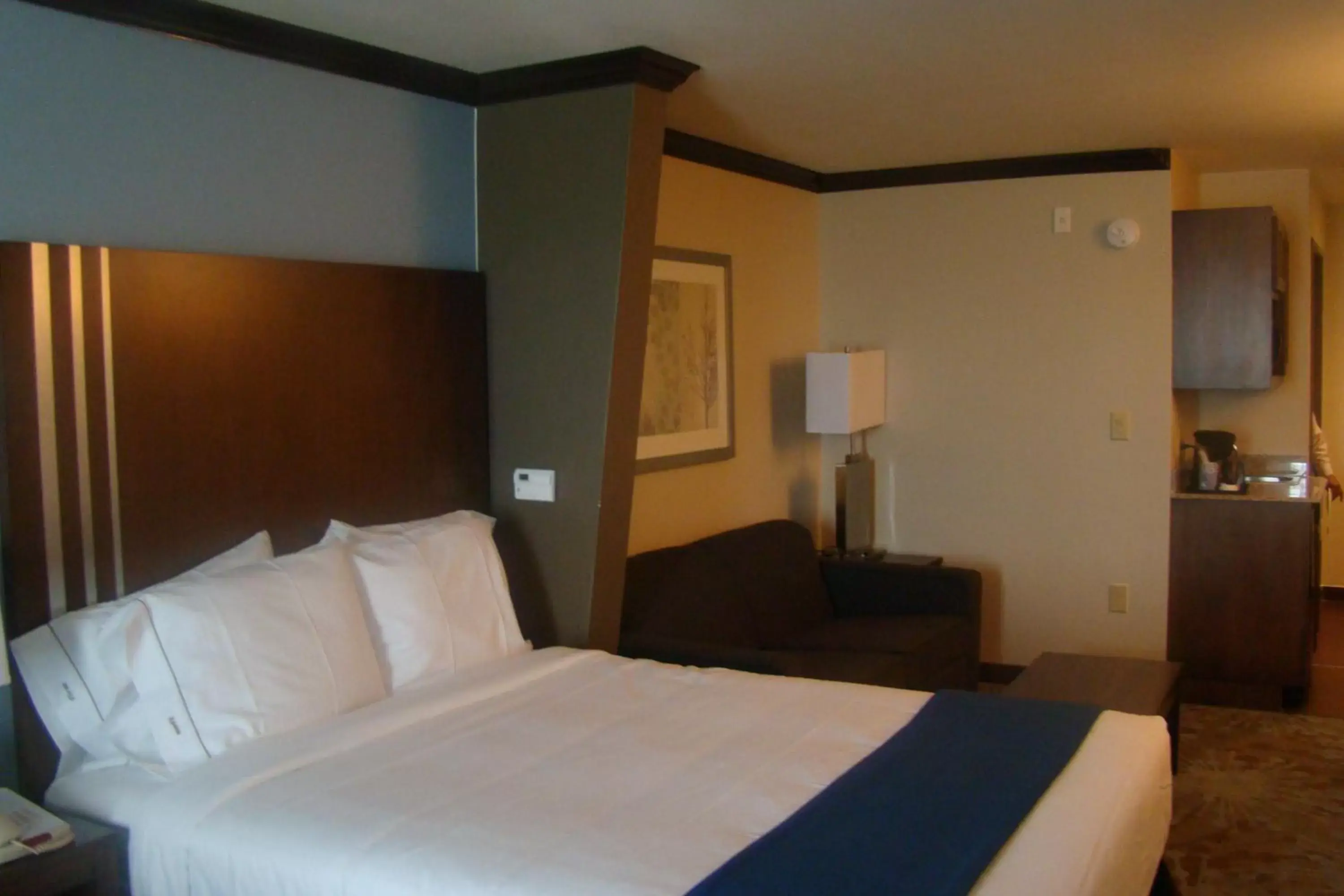 Photo of the whole room, Bed in Holiday Inn Express Northwest near Sea World, an IHG Hotel