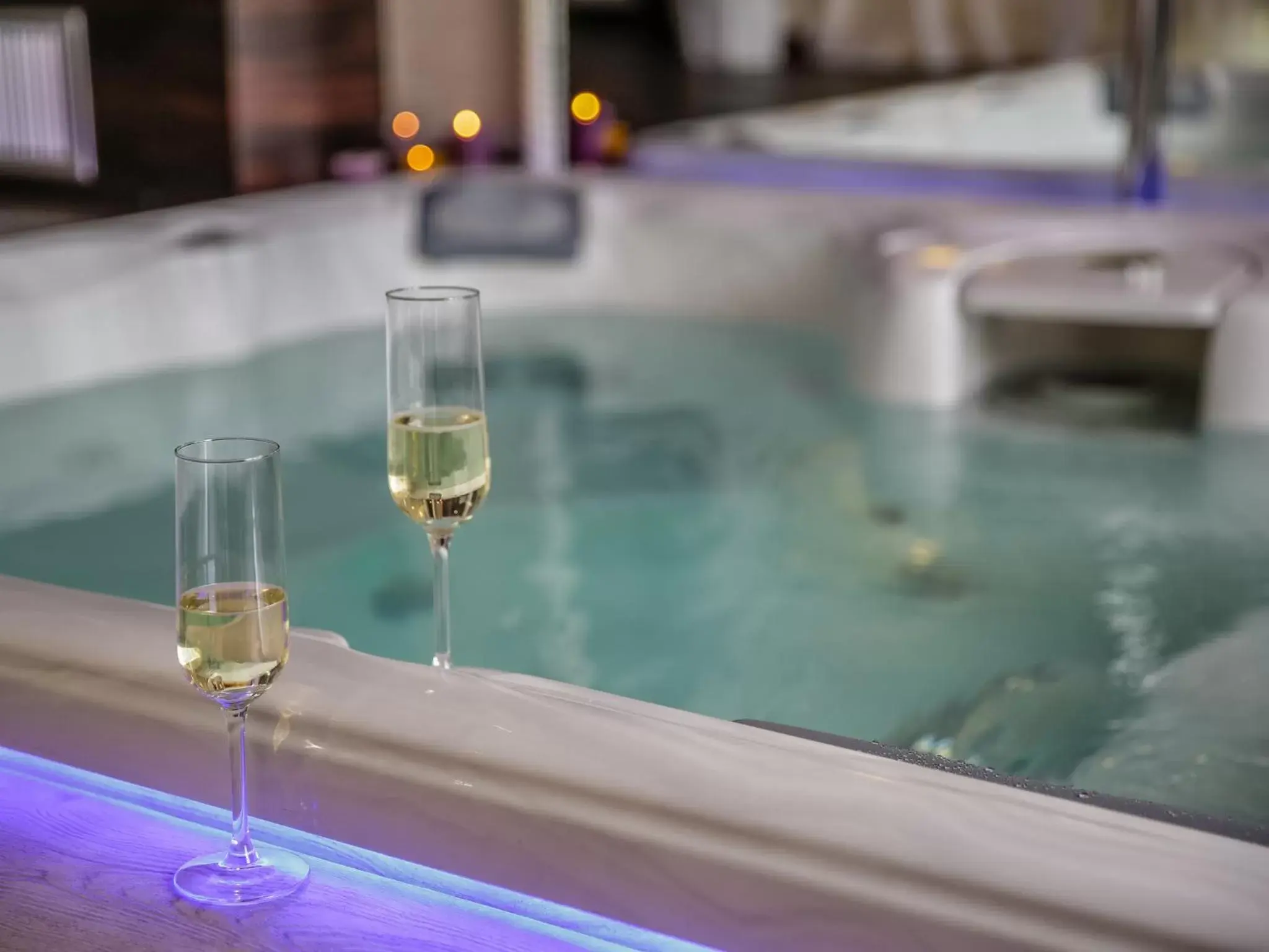 Hot Tub, Swimming Pool in Hotel Motel Prestige