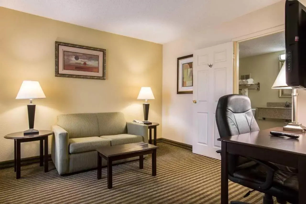 King Suite - Non-Smoking in Quality Inn & Suites Greenville - Haywood Mall