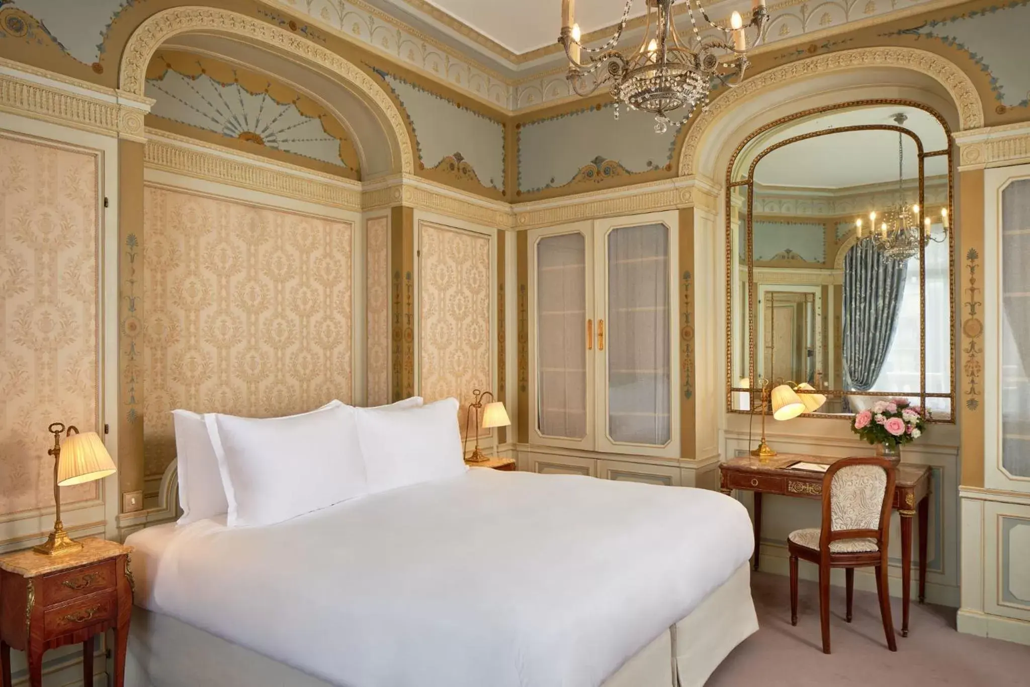 Bed in Hôtel Raphael
