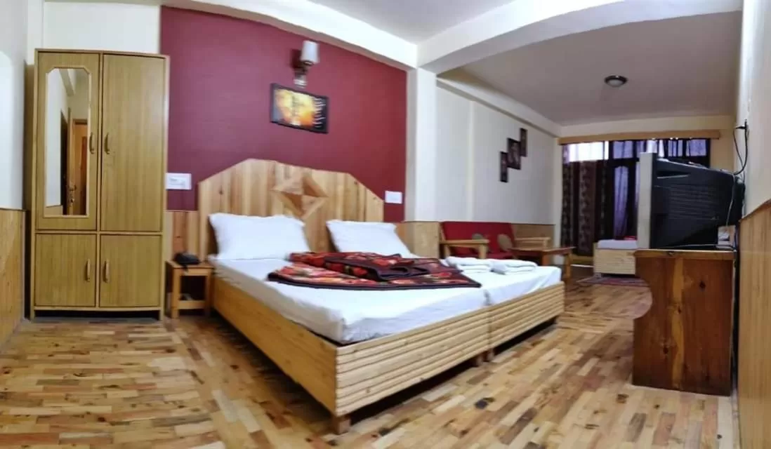 Photo of the whole room, Bed in Soham's Chateau De Naggar - Manali