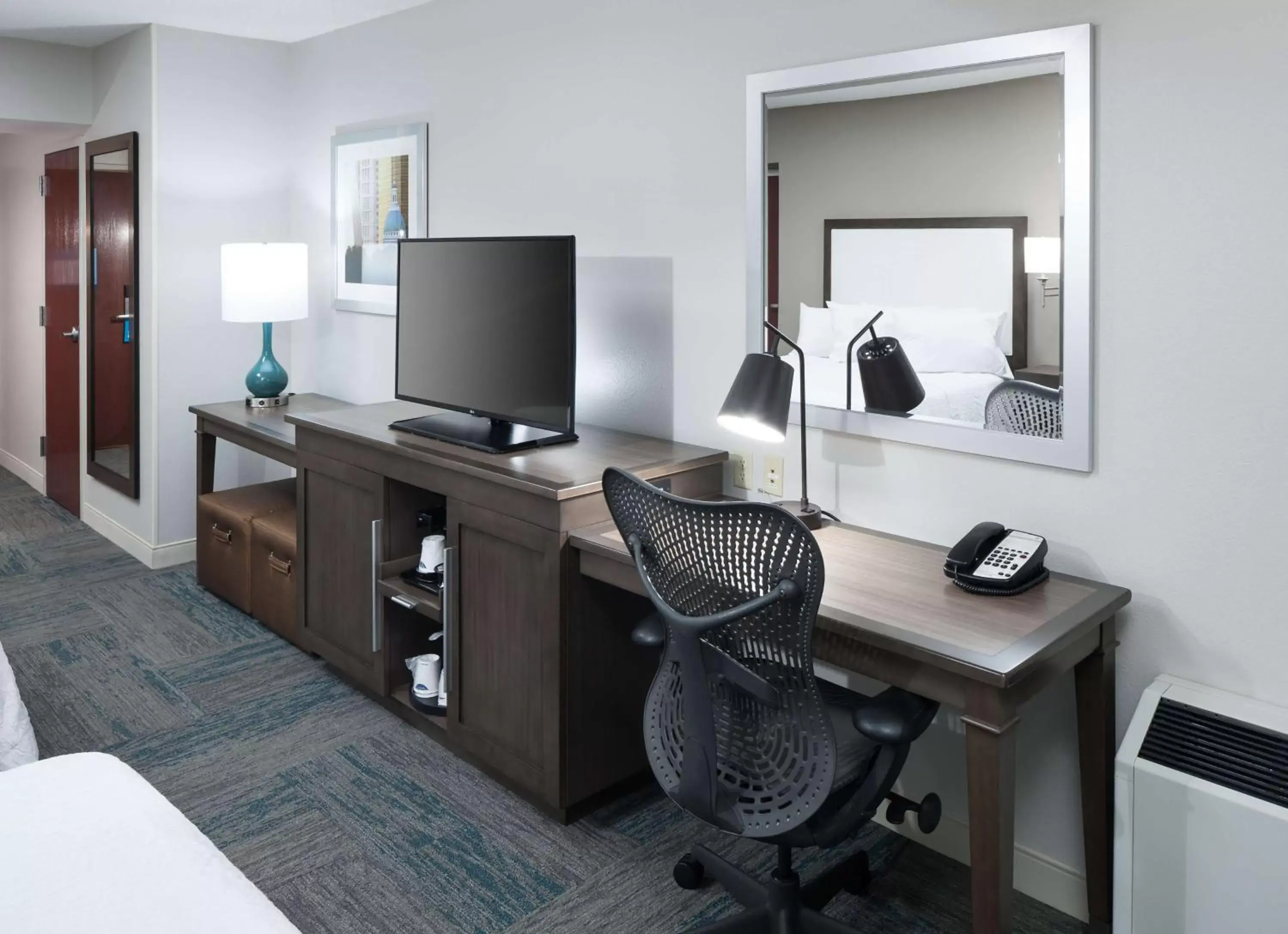 Bed, TV/Entertainment Center in Hampton Inn St Louis- at the Arch