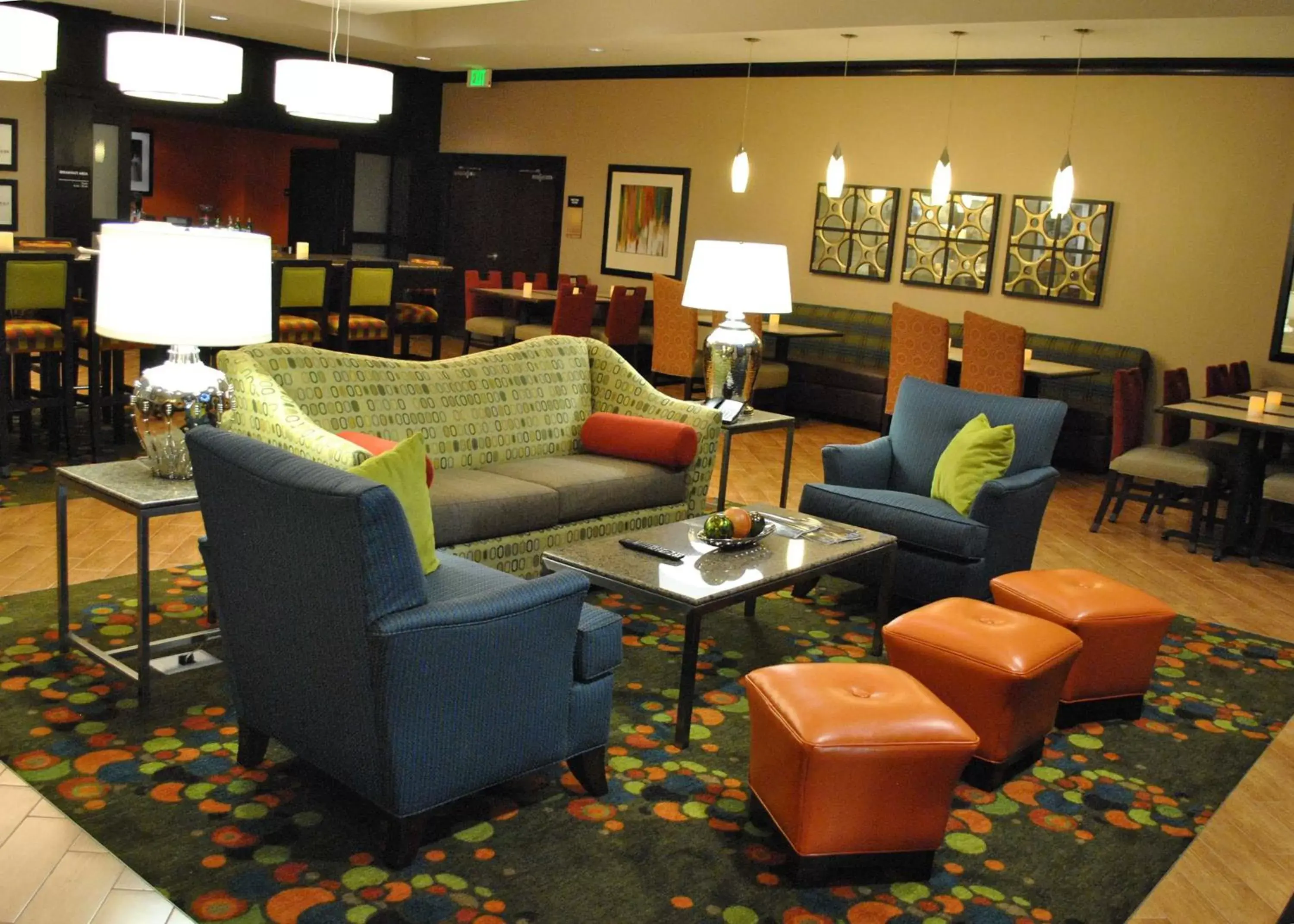 Lobby or reception, Lounge/Bar in Hampton Inn Evansville Airport