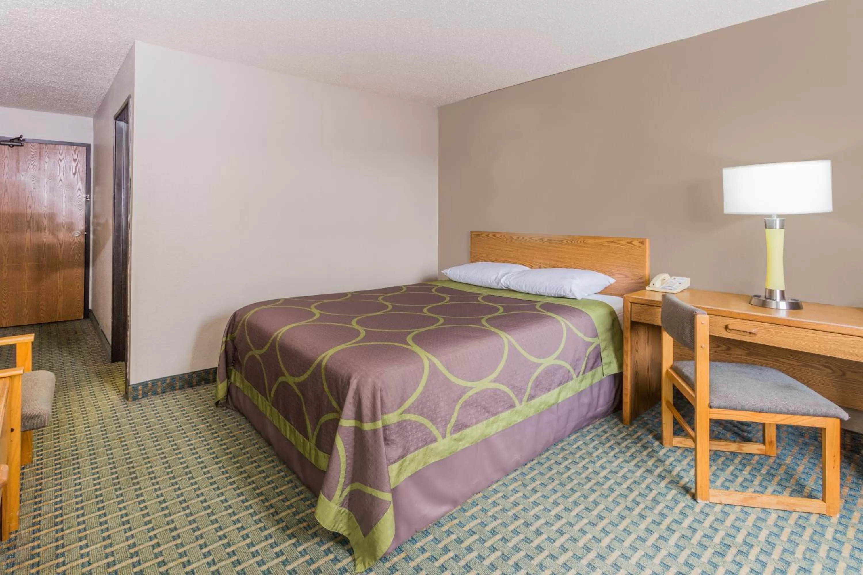 Photo of the whole room, Bed in Super 8 by Wyndham St. Charles