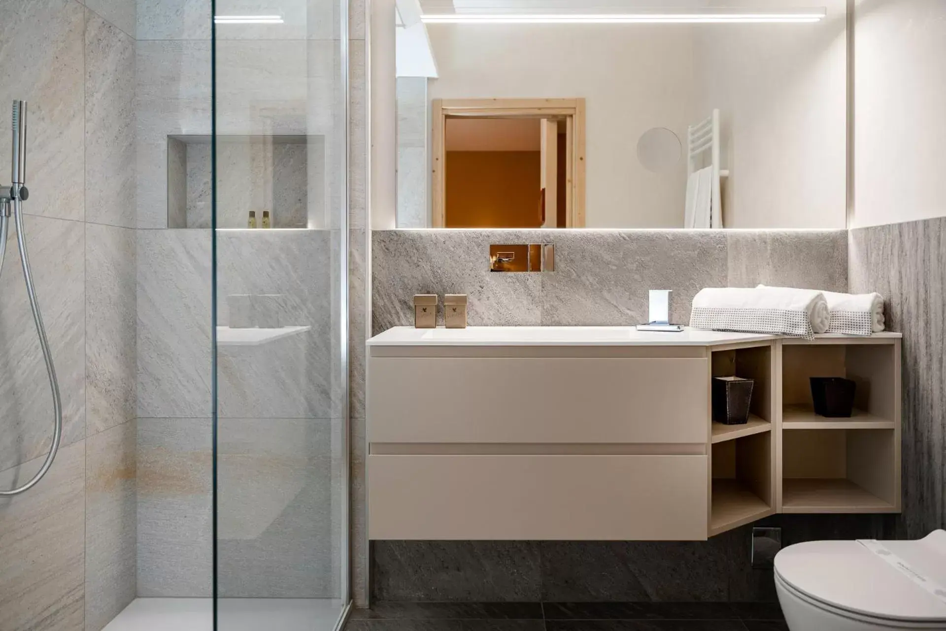 Bedroom, Bathroom in Hotel Cristallo
