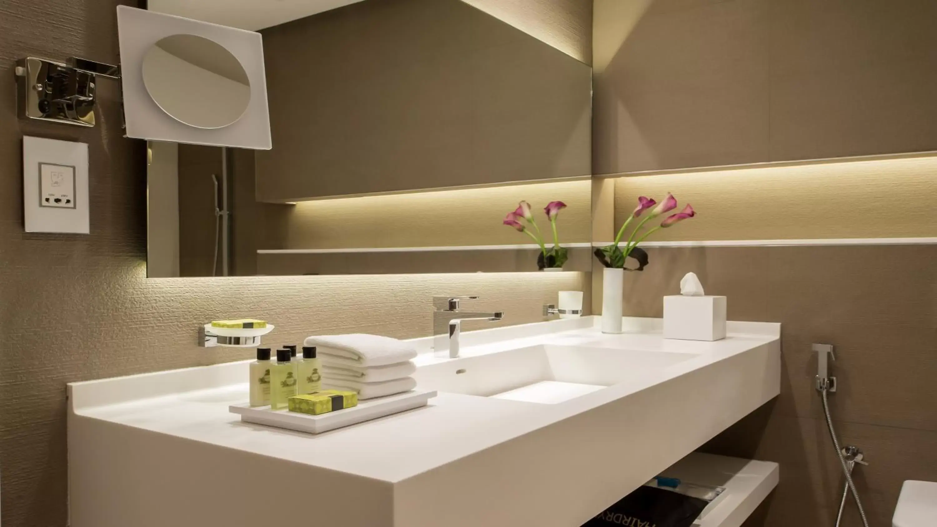 Photo of the whole room, Bathroom in InterContinental Dubai Marina, an IHG Hotel
