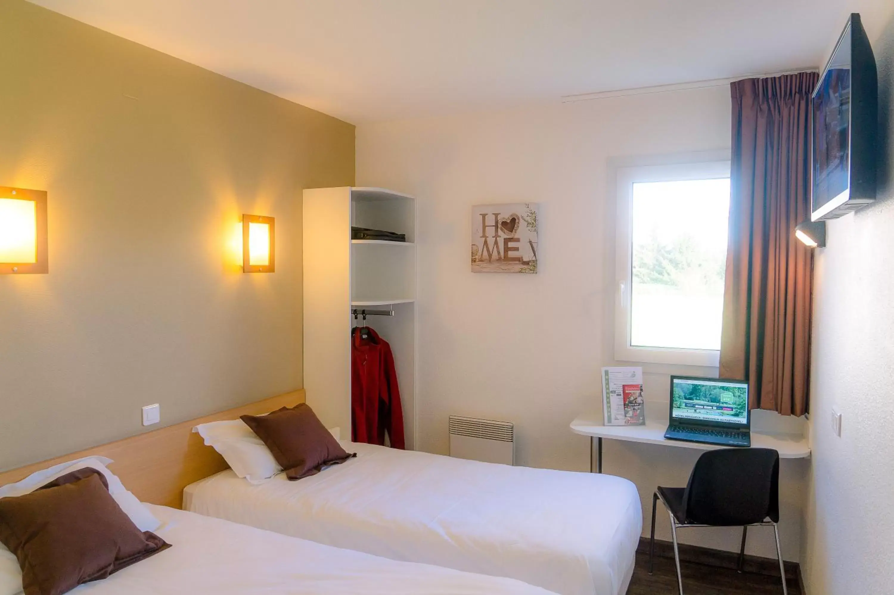 Photo of the whole room, Bed in Fasthôtel Périgueux