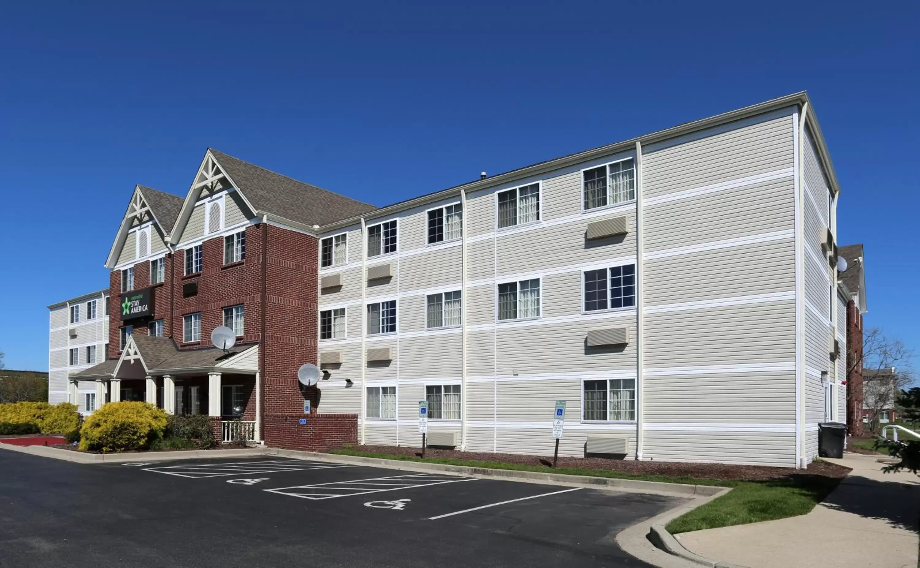 Property Building in Extended Stay America Suites - Cincinnati - Blue Ash - Reed Hartman