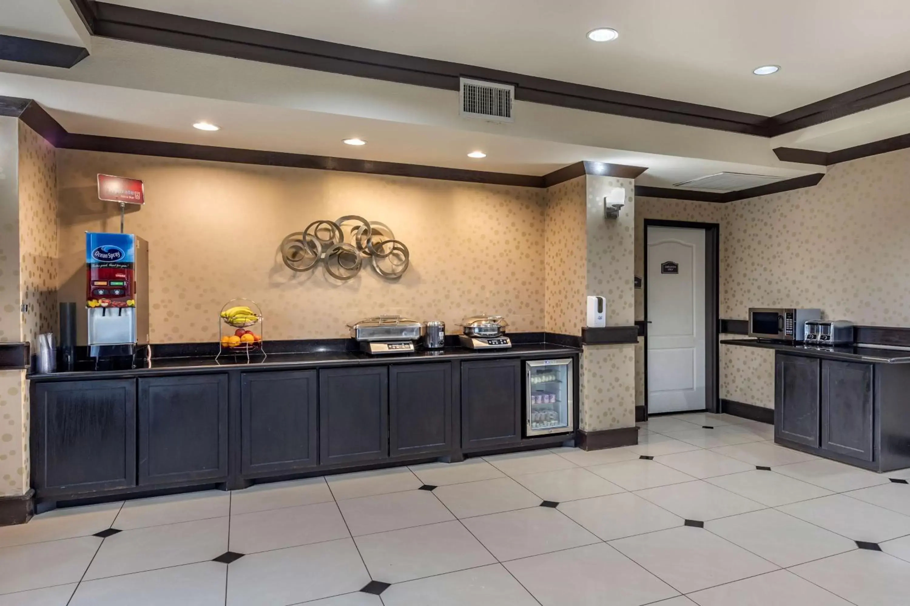 Breakfast, Kitchen/Kitchenette in Best Western Plus DFW Airport West Euless