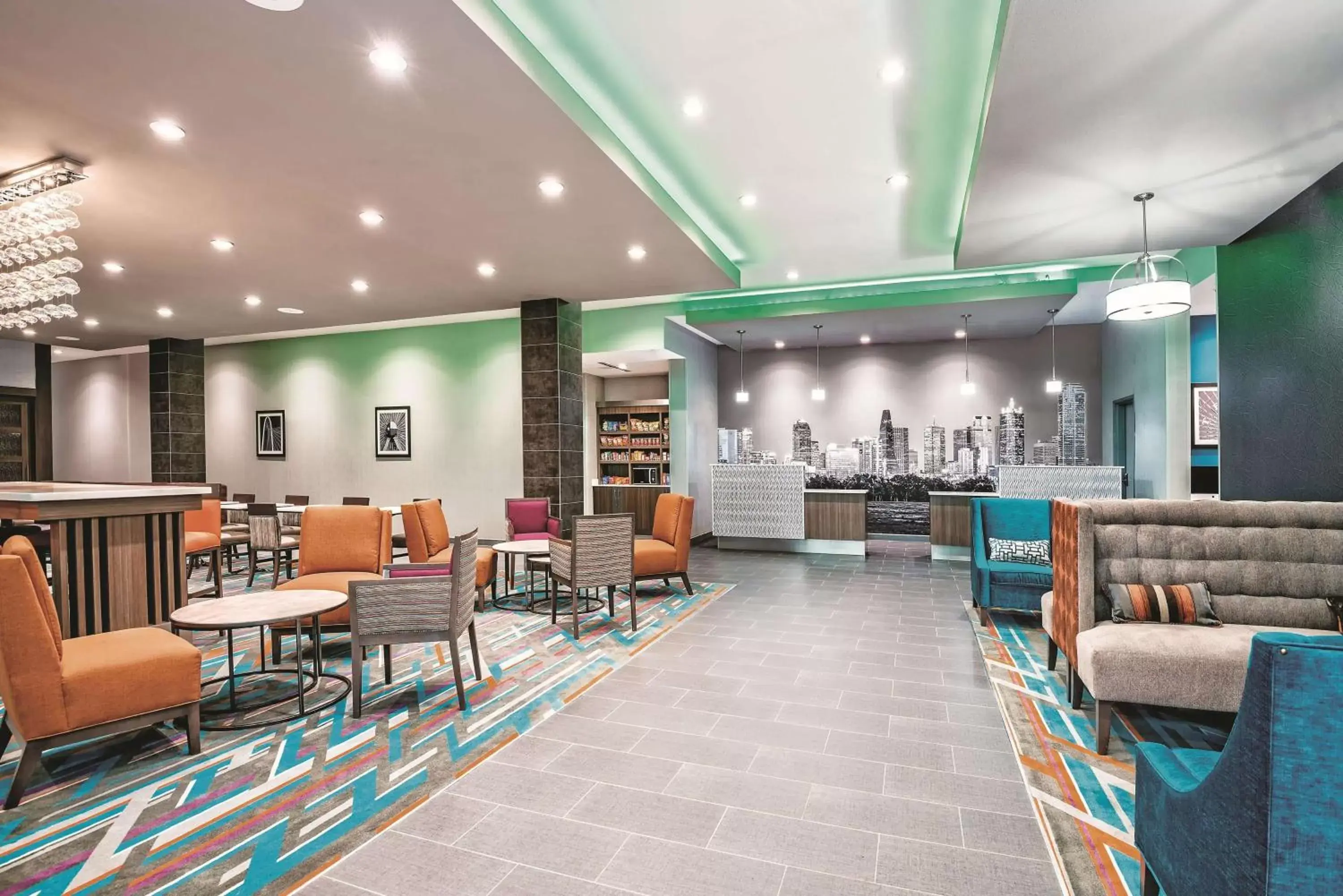 Lobby or reception, Restaurant/Places to Eat in La Quinta by Wyndham Dallas Grand Prairie North