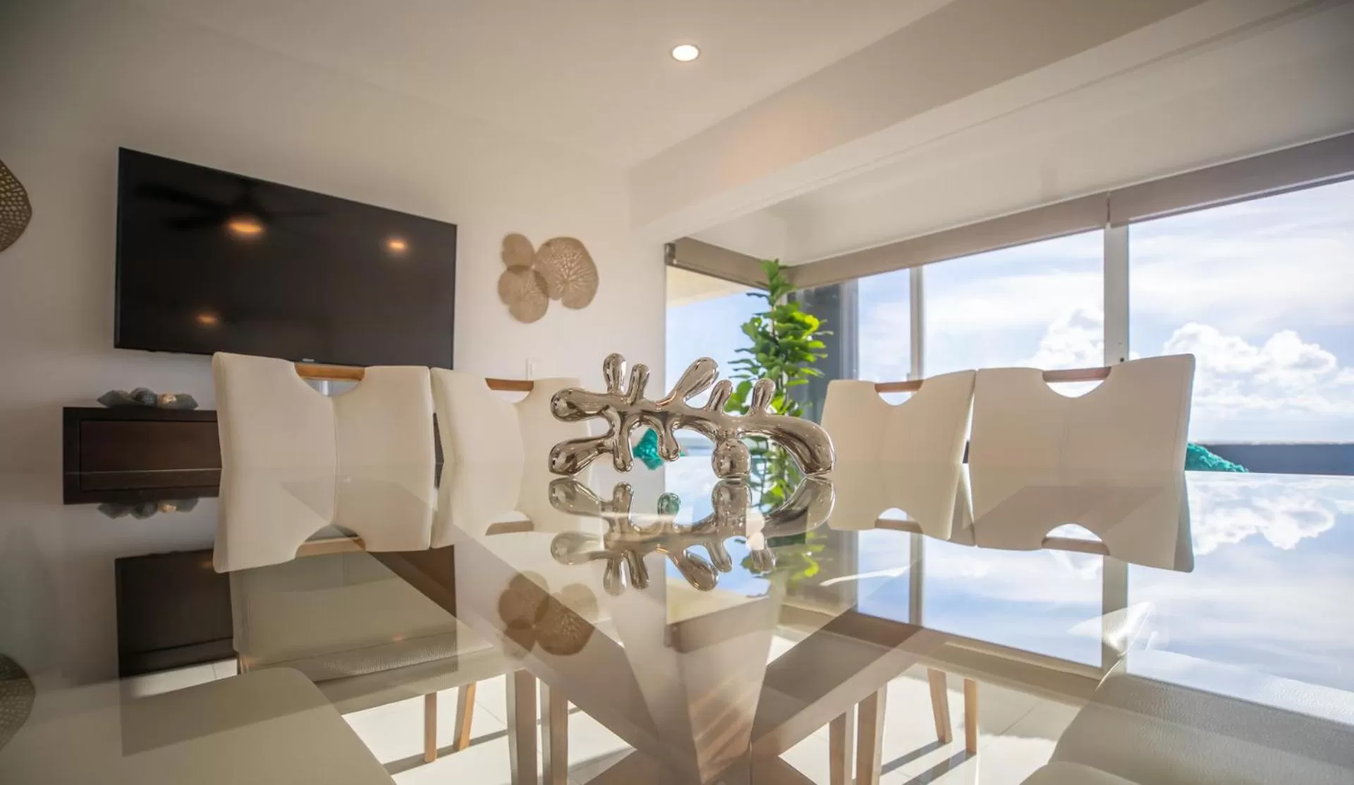Dining area in Beachfront Penthouses by LivIN Cancun