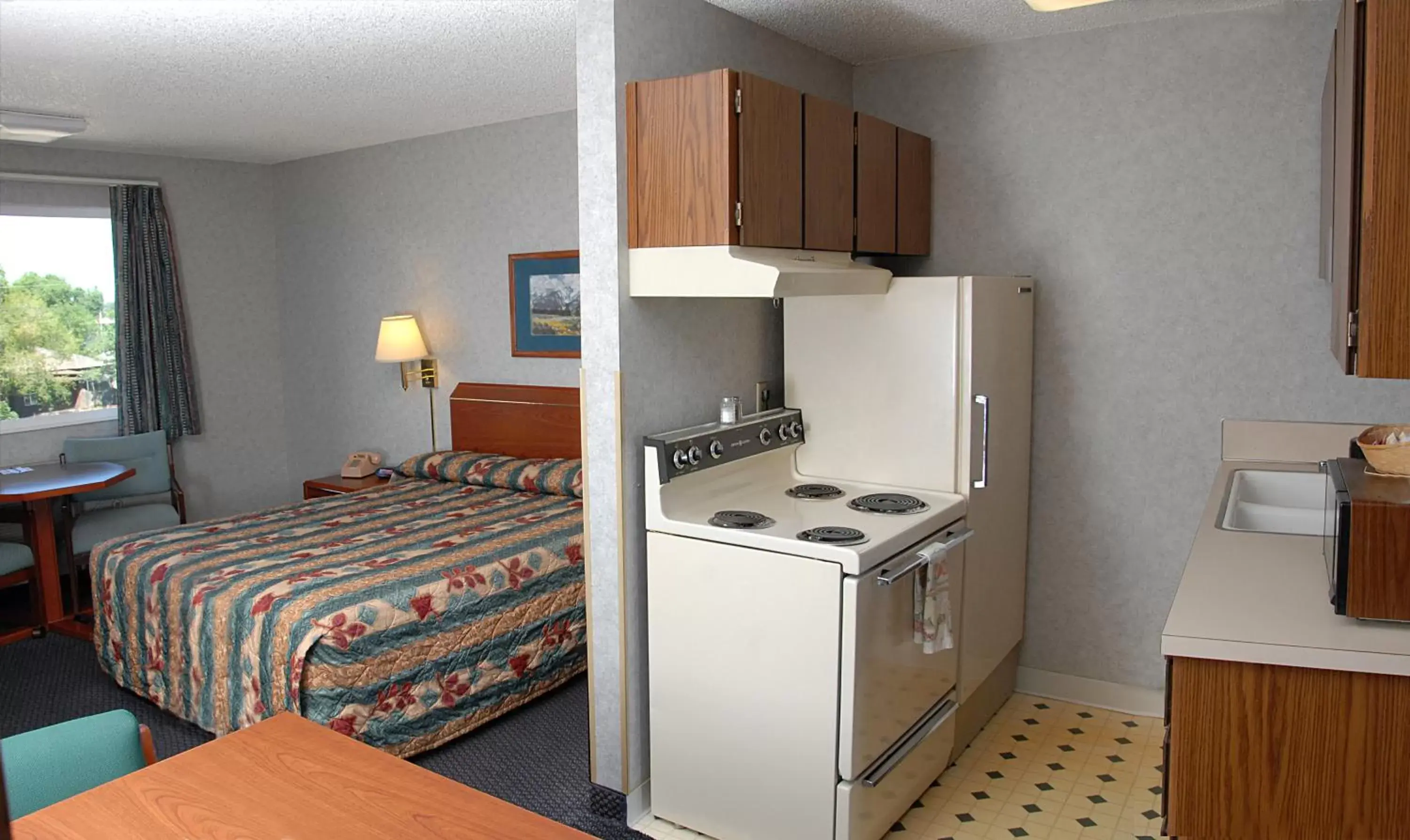 Kitchen or kitchenette, Kitchen/Kitchenette in Redmond Inn