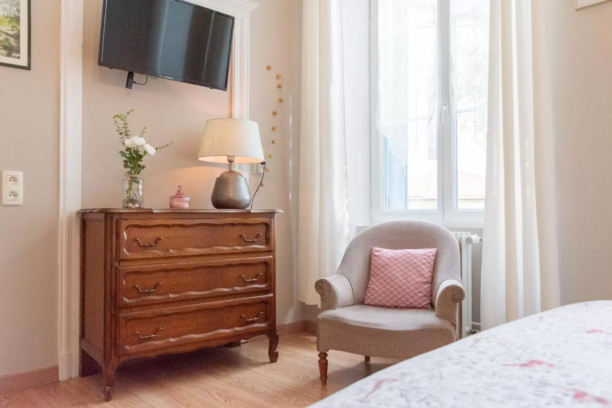 Bed, TV/Entertainment Center in La Fée Maison