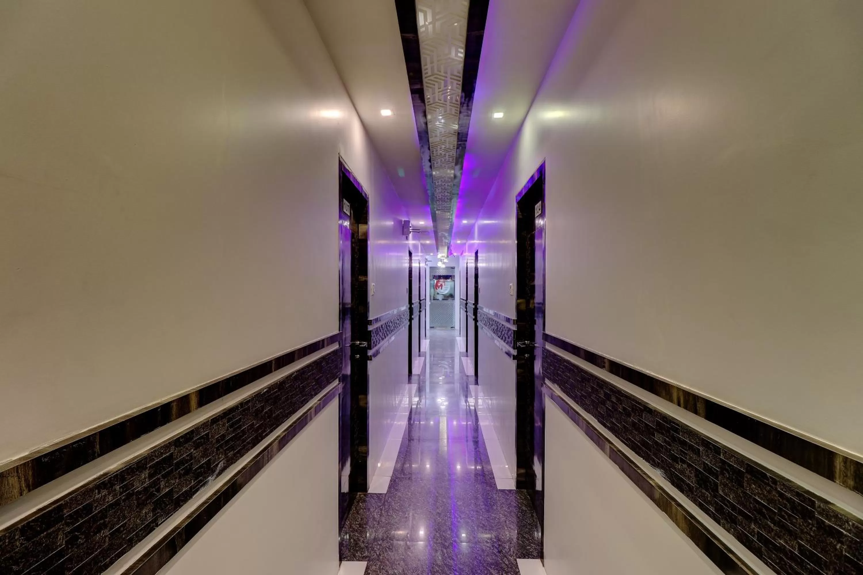 Swimming Pool in Hotel Magnet