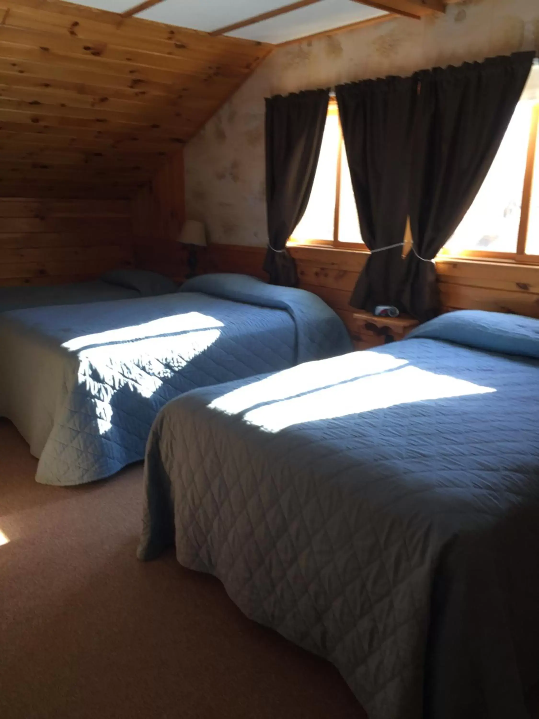 Bedroom, Bed in Rough Cut Lodge