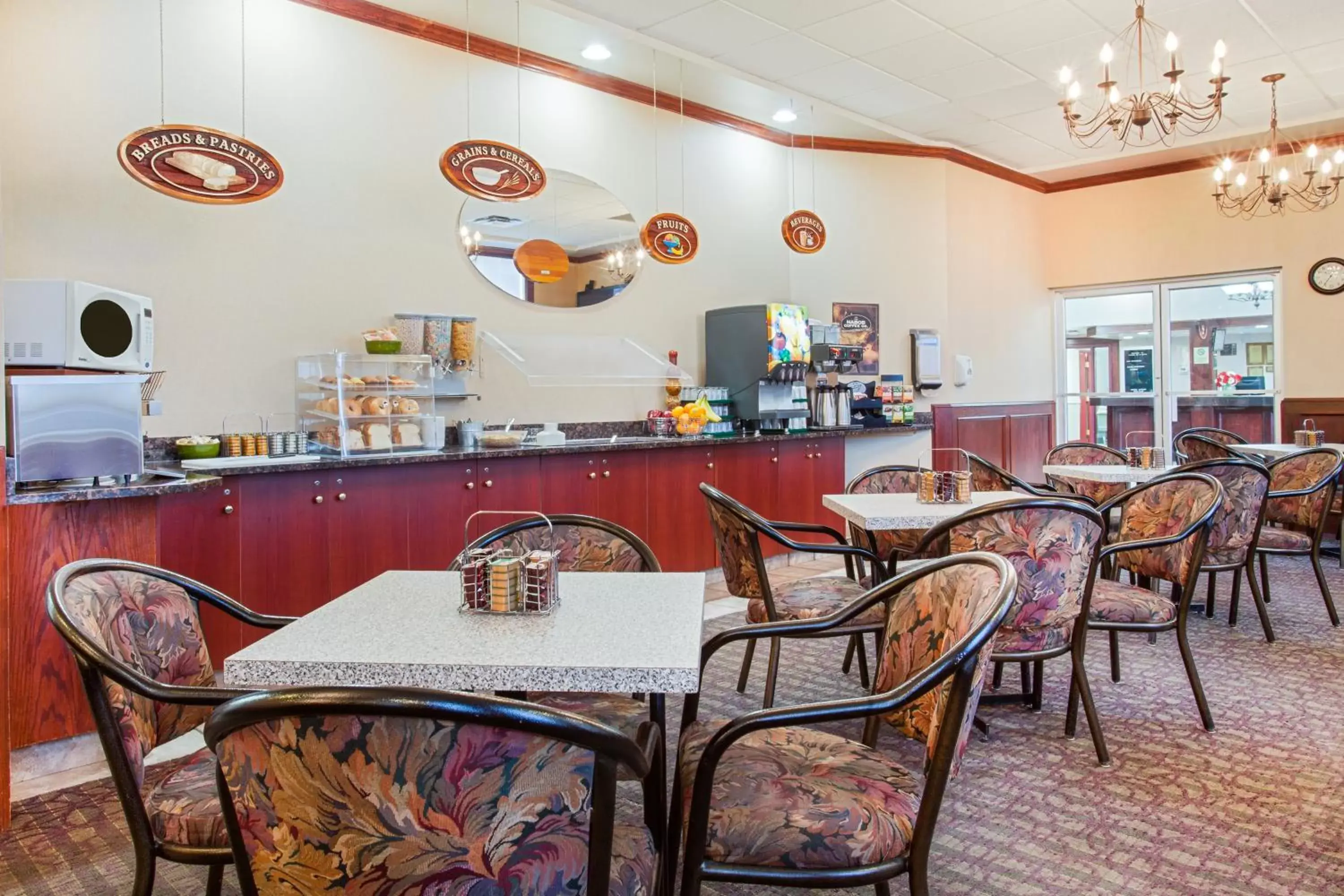 Breakfast, Restaurant/Places to Eat in Ramada by Wyndham Red Deer Hotel & Suites