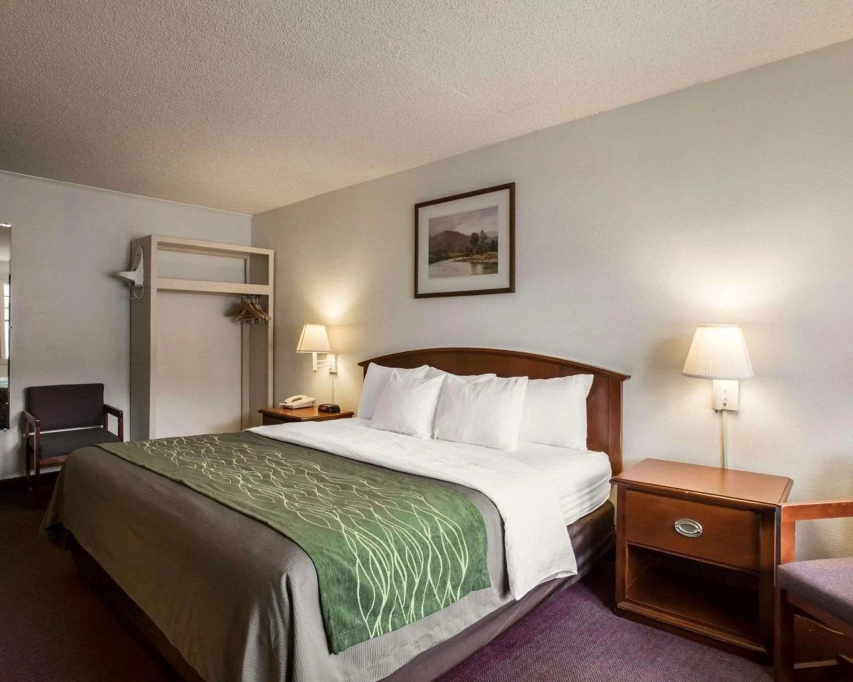 Photo of the whole room, Bed in Rodeway Inn & Suites Cherokee On the River