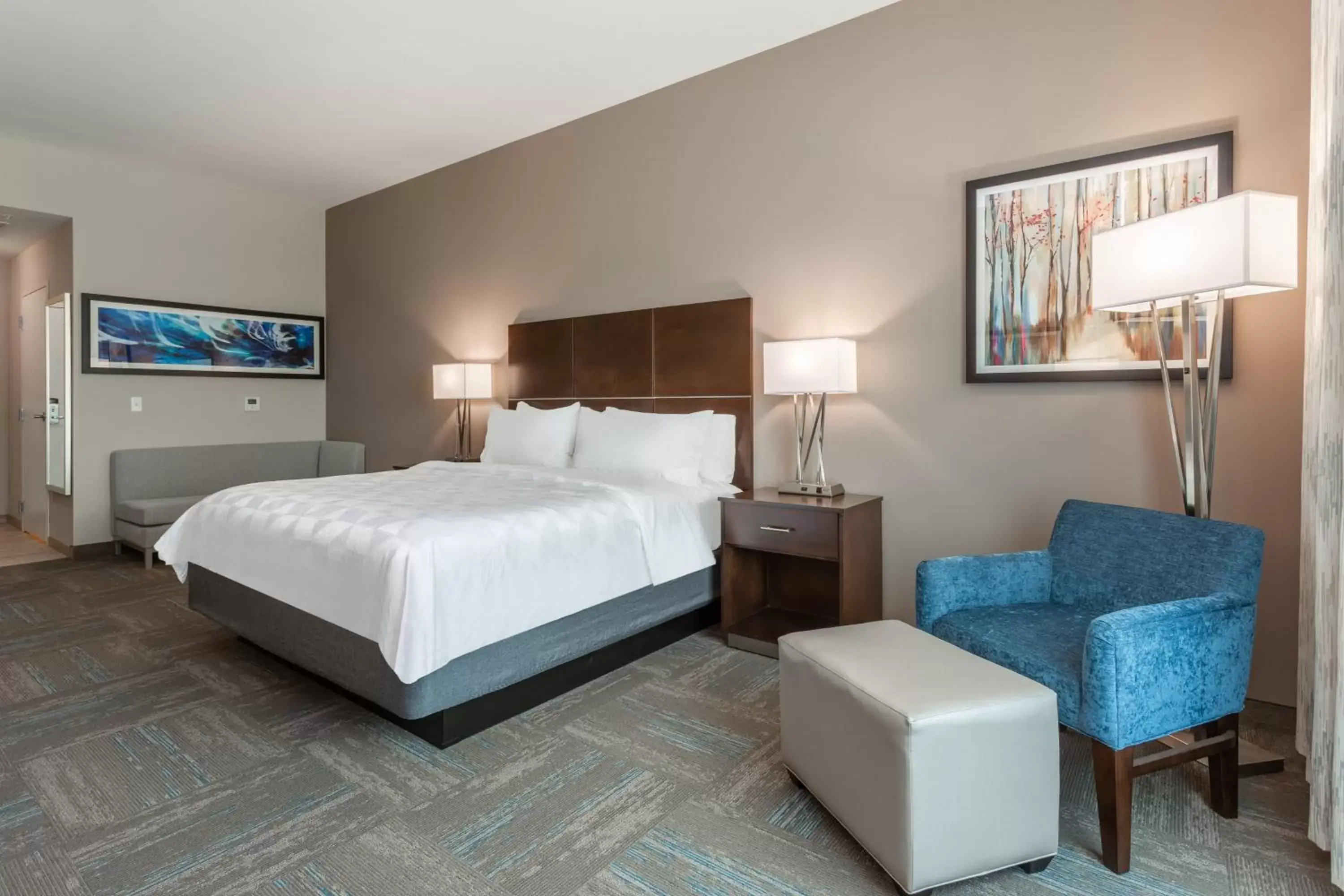 Photo of the whole room, Bed in Holiday Inn & Suites - Jefferson City, an IHG Hotel
