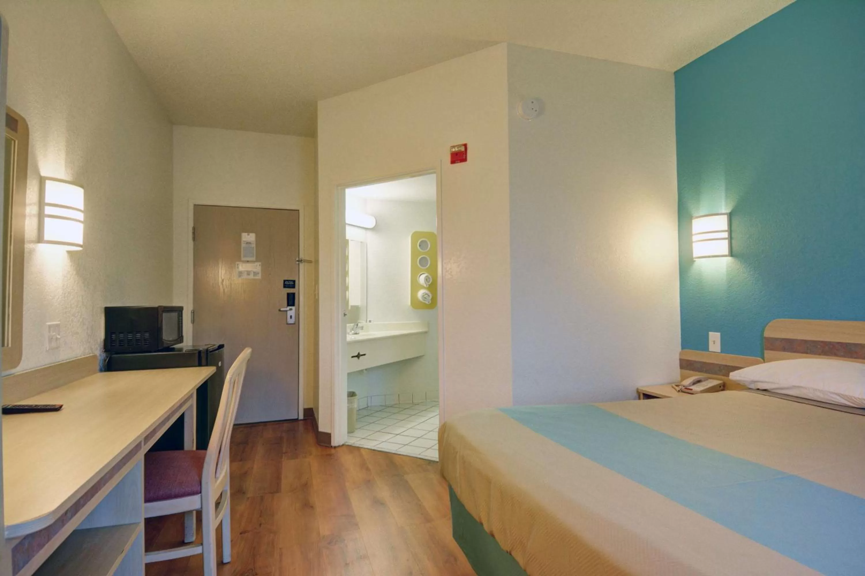 Photo of the whole room, Bed in Motel 6-Denison, TX