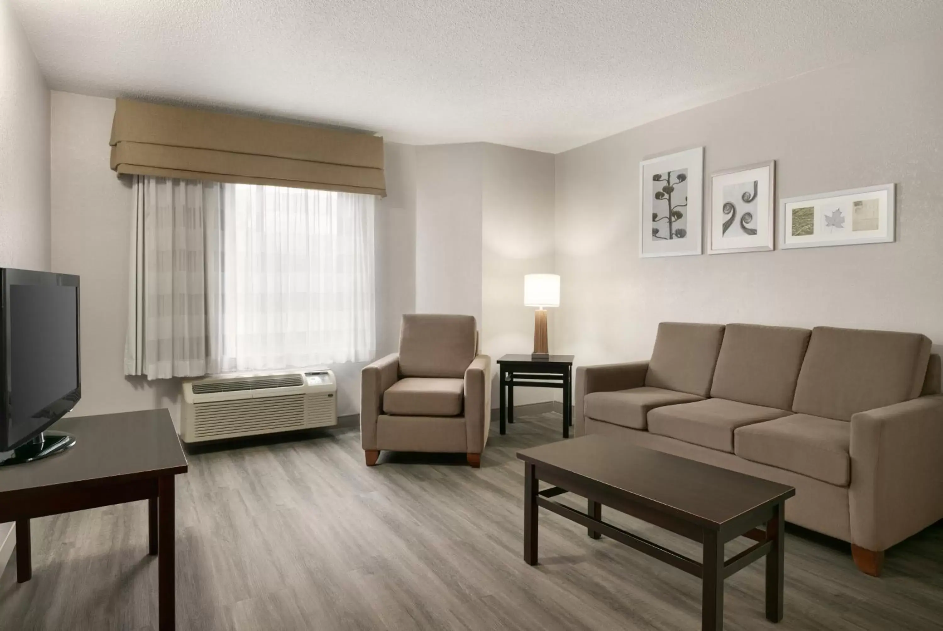 Seating area in Country Inn & Suites by Radisson, Roanoke Rapids, NC