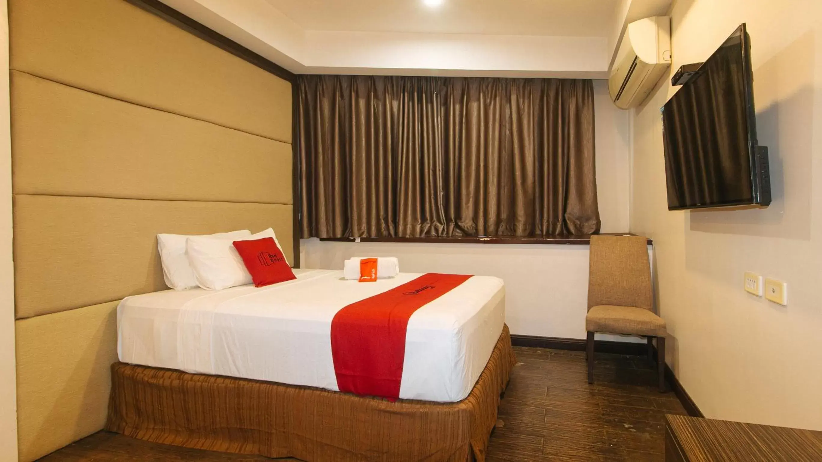 Bed in RedDoorz Premium @ West Avenue Quezon City