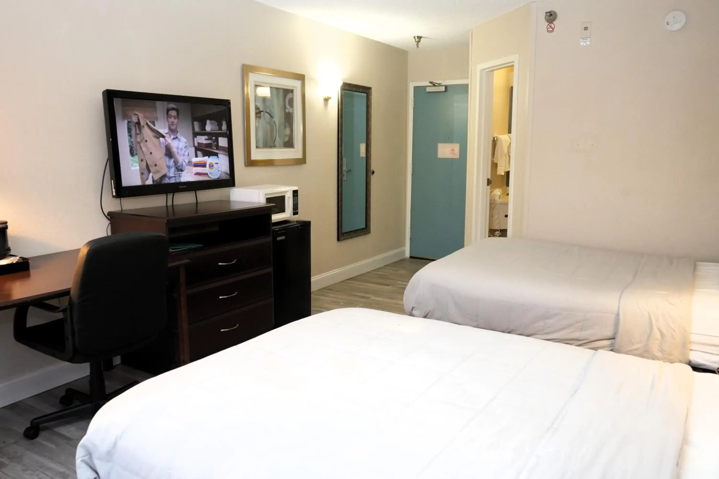TV and multimedia, Bed in Copley Inn & Suites, Copley - Akron