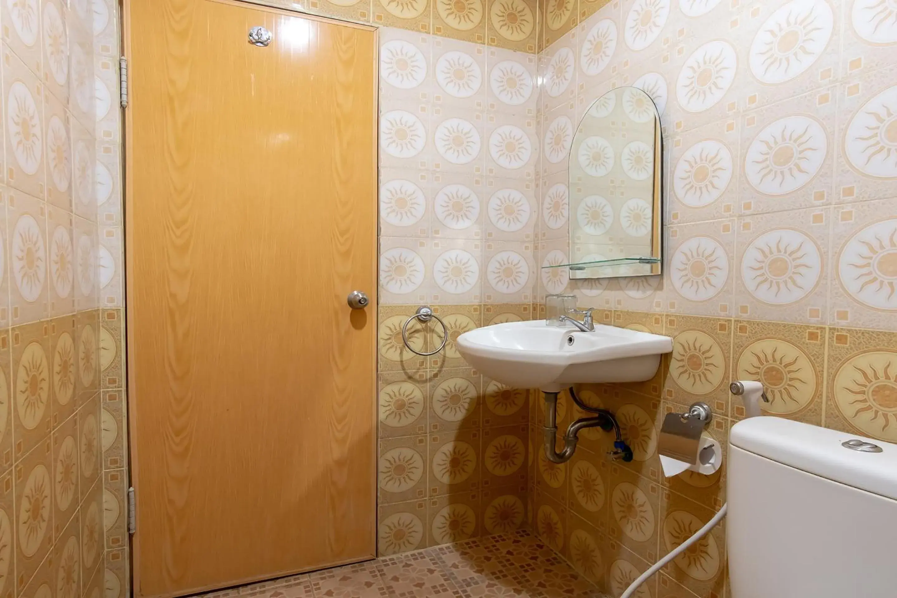 Bathroom in OYO 2045 Hotel 211