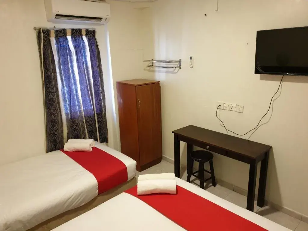 Bed, TV/Entertainment Center in Fully Hotel Desa Tebrau