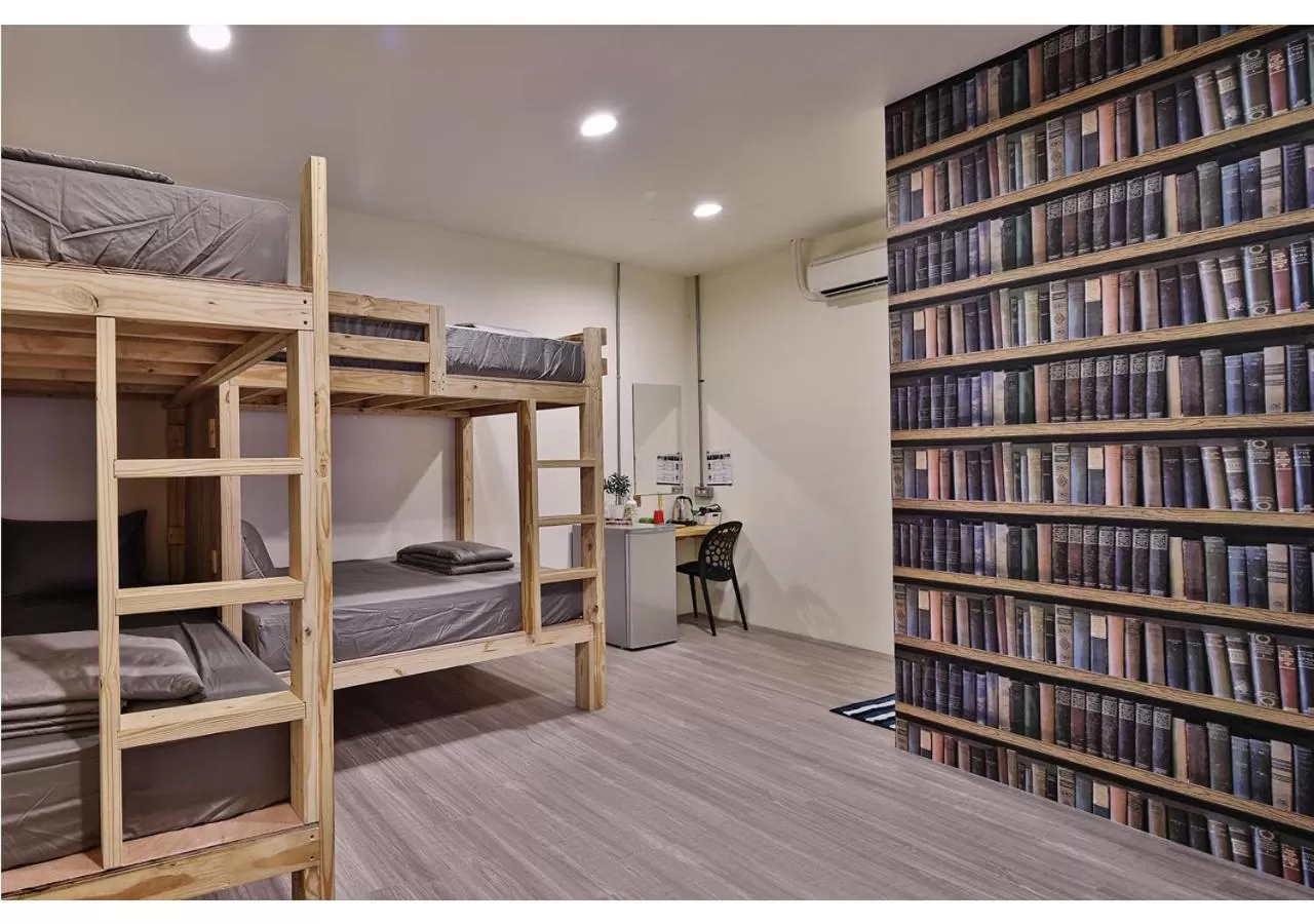 Library in Full House of Happiness B&B