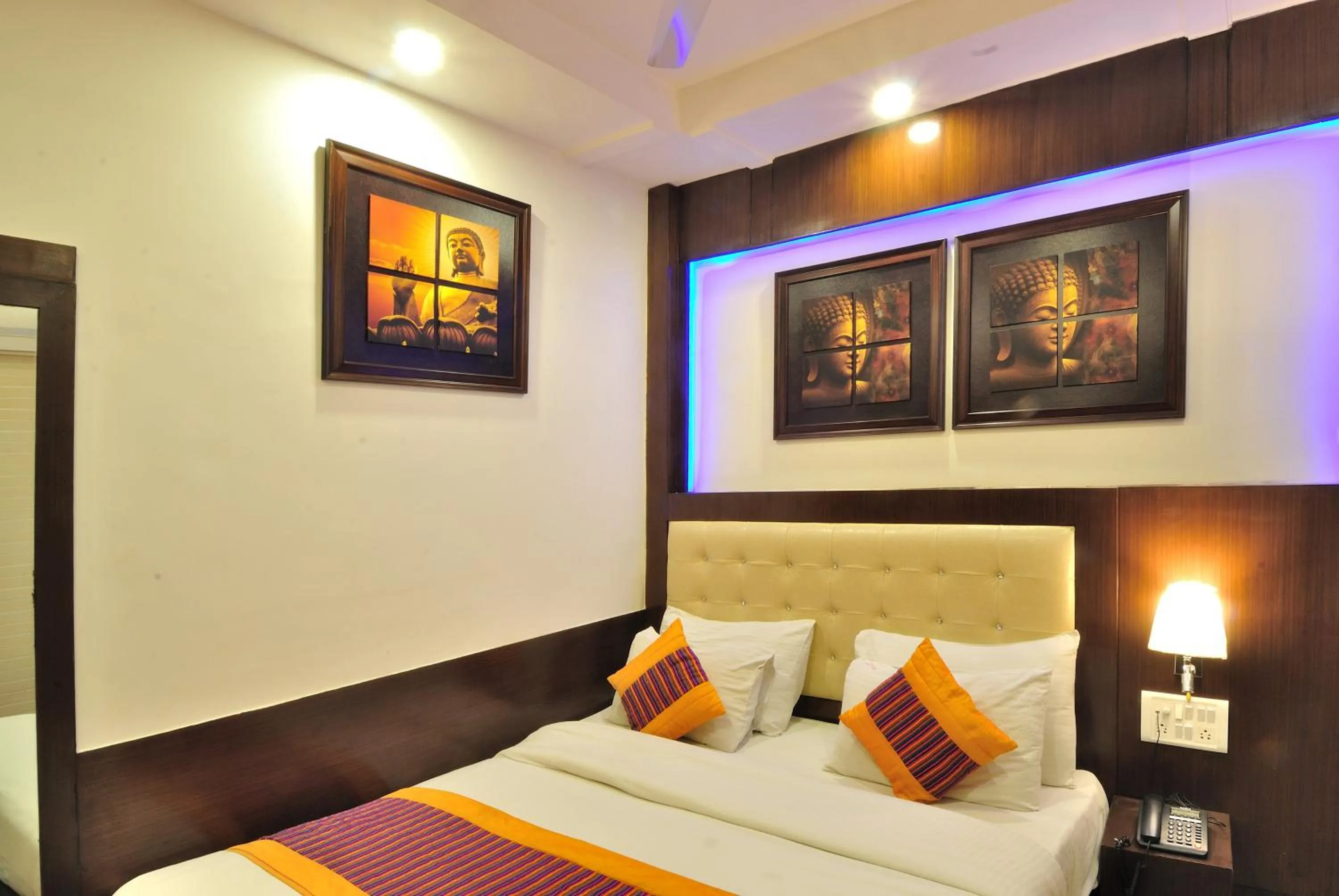 Bedroom, Bed in Hotel Nirmal Mahal - Paharganj - New Delhi