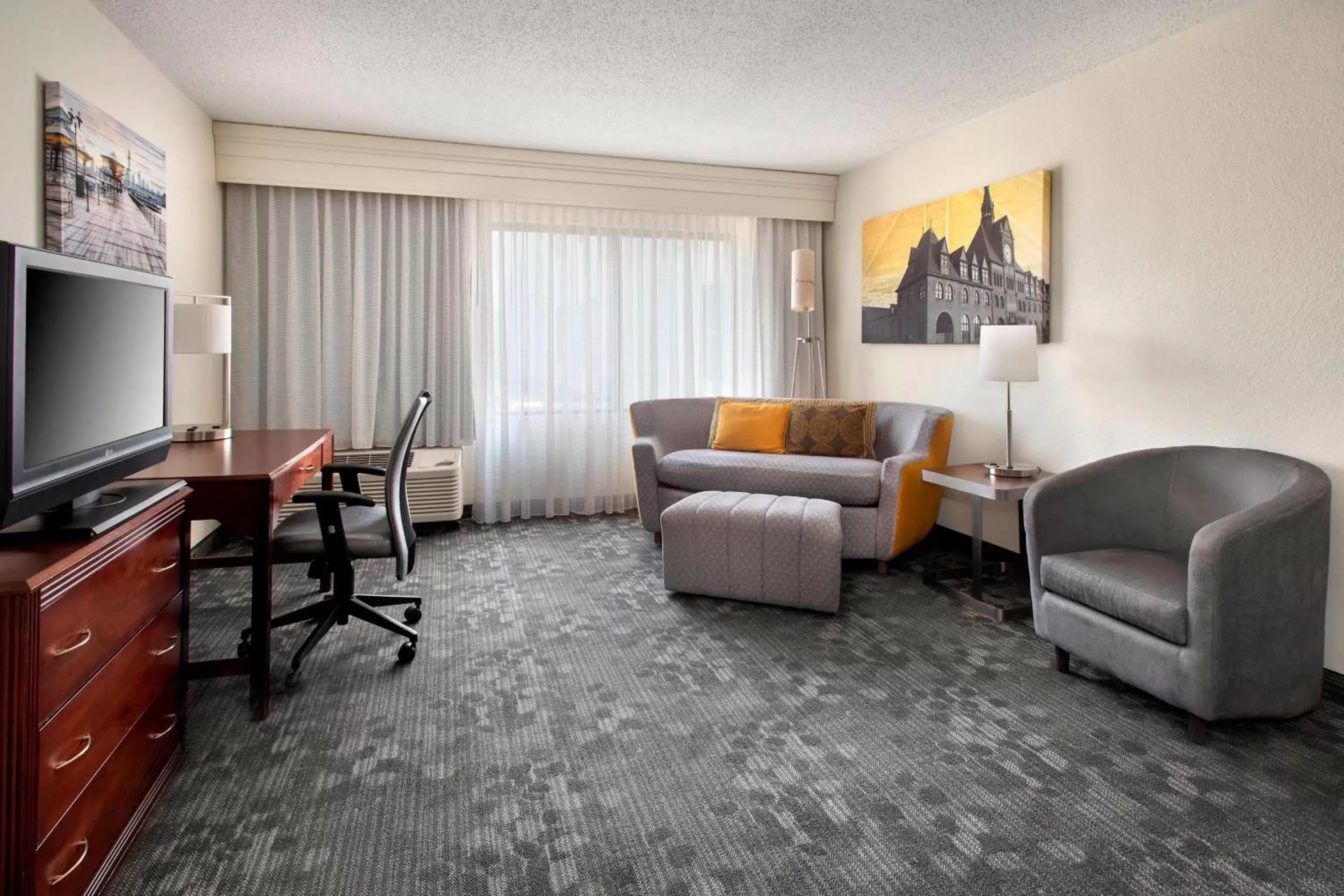 Photo of the whole room, Seating Area in Courtyard by Marriott Princeton