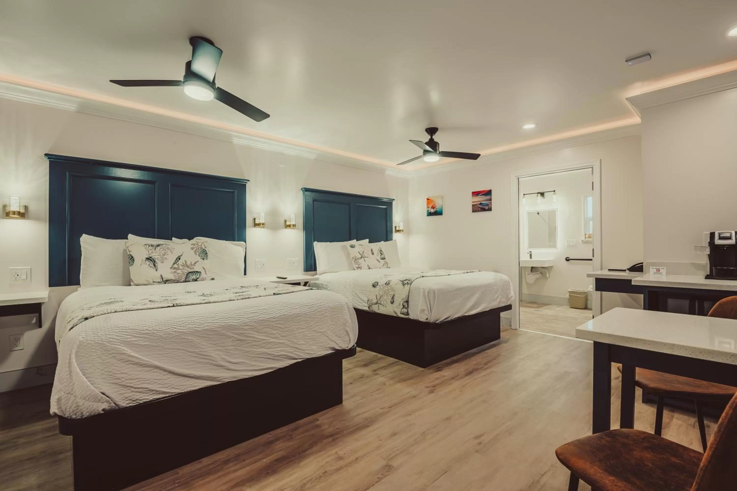 Bed in Blufftop Inn & Suites - Wharf/Restaurant District