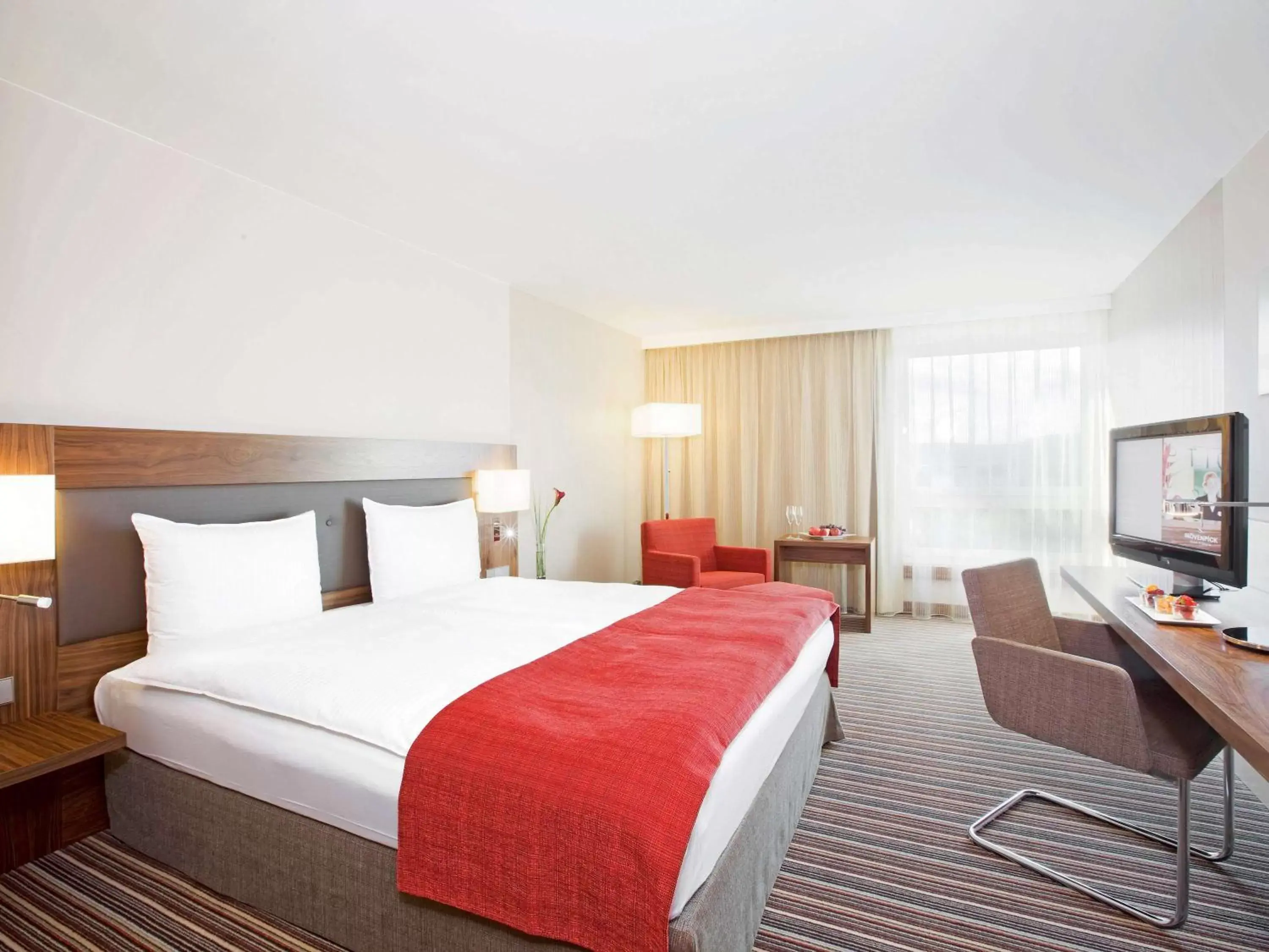 Photo of the whole room, Bed in Mövenpick Hotel Zurich Airport