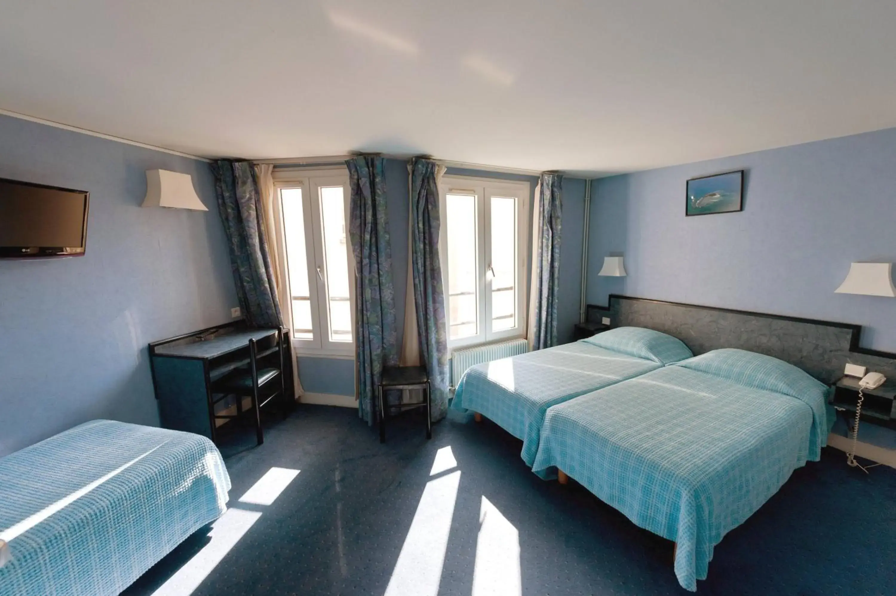 Triple Room in Hotel Royal Bergère Triple Room in Hotel Royal Bergère