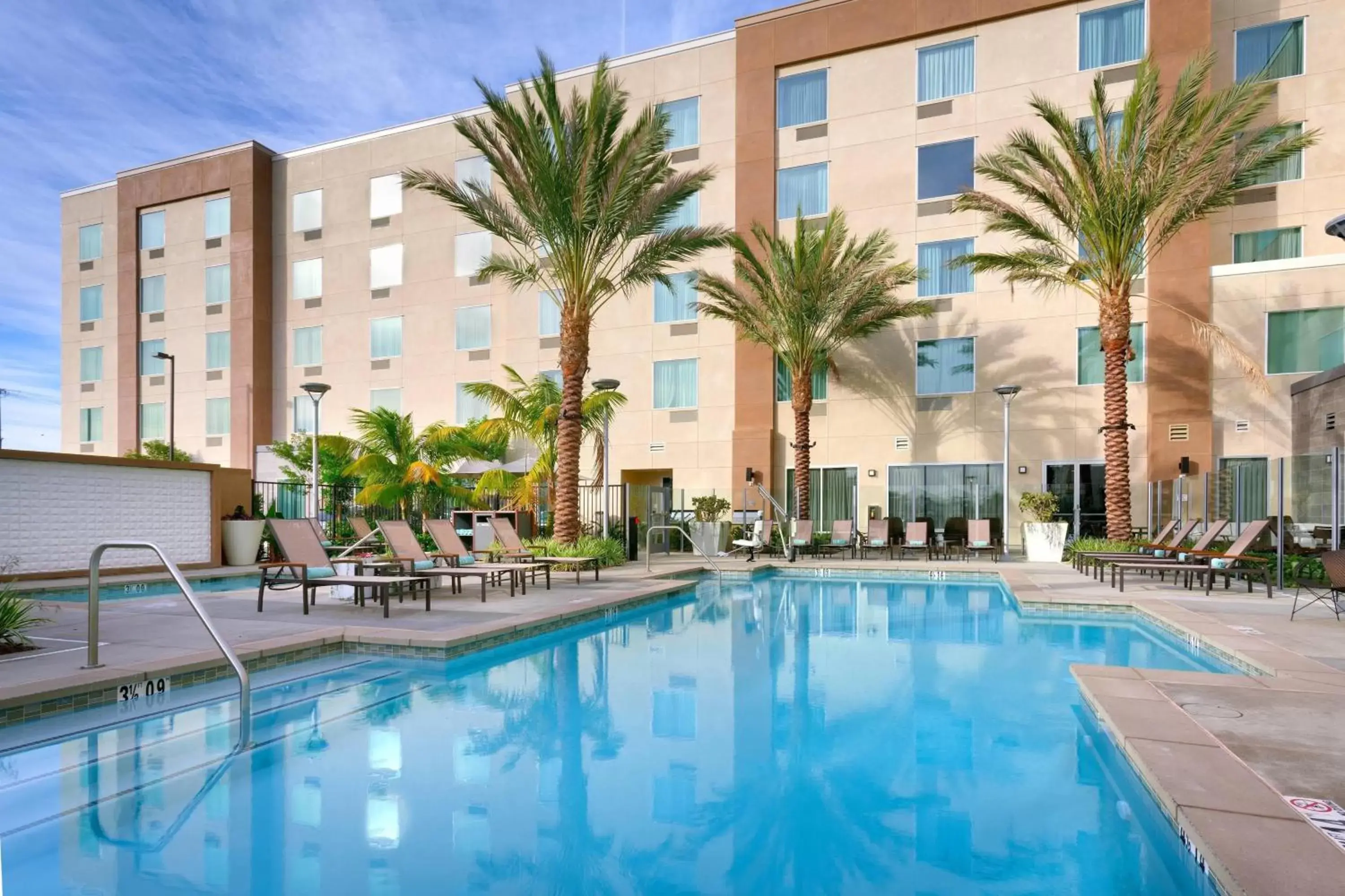 Swimming Pool in TownePlace Suites by Marriott Los Angeles LAX/Hawthorne
