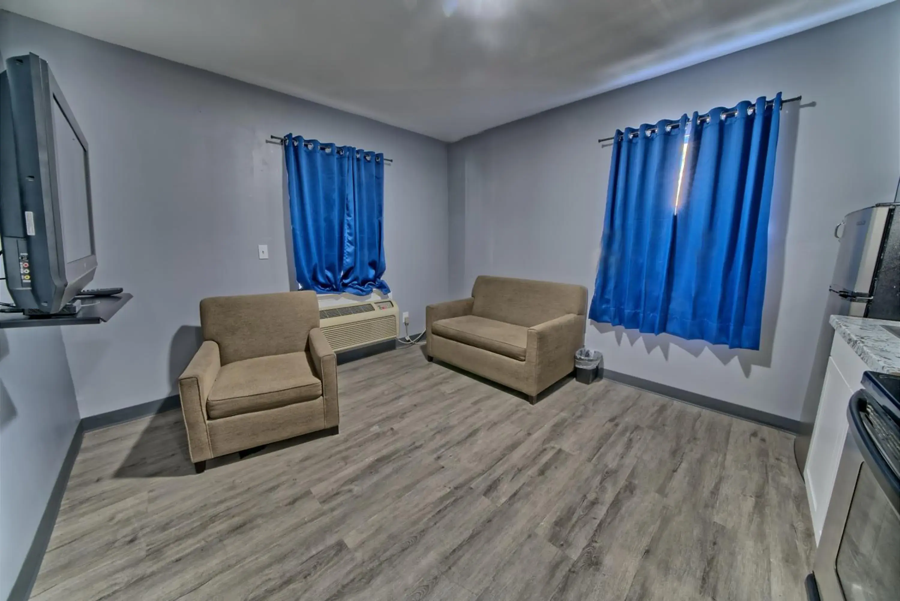 TV and multimedia, Seating Area in Aqua View Motel