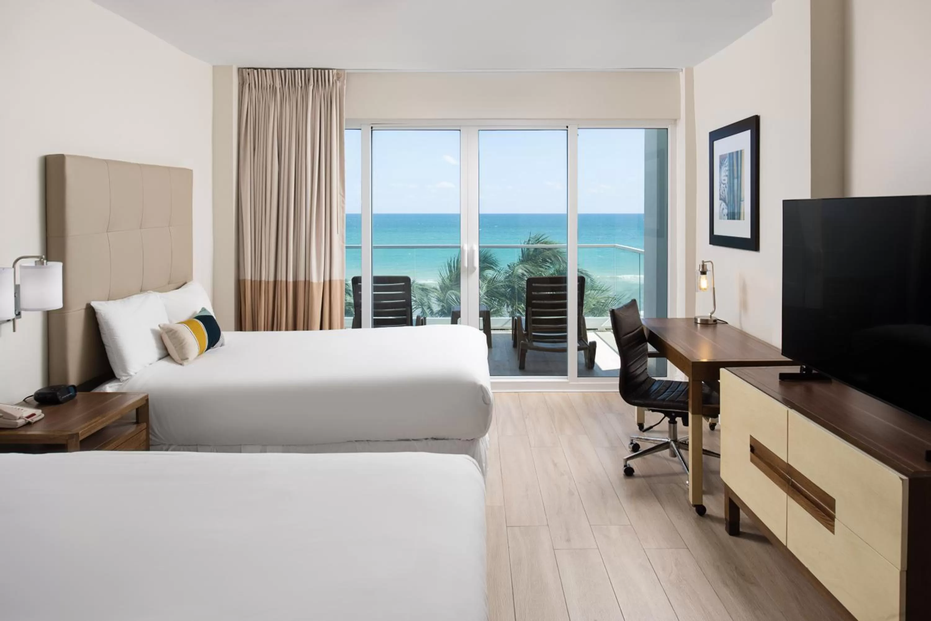 Bedroom, Bed in Sherry Frontenac Oceanfront