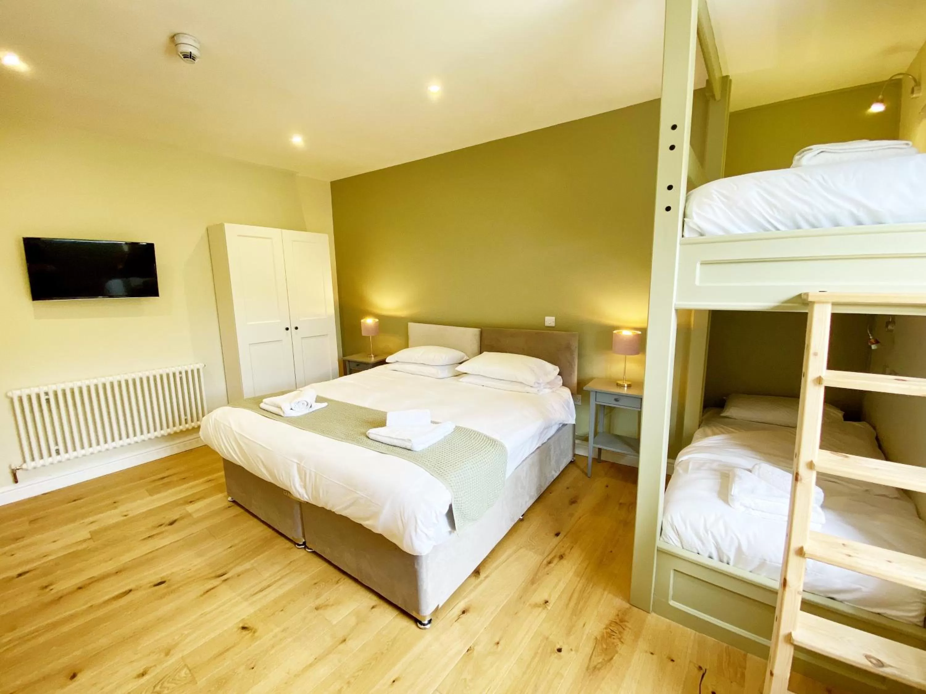 bunk bed, Bed in Riverbanc