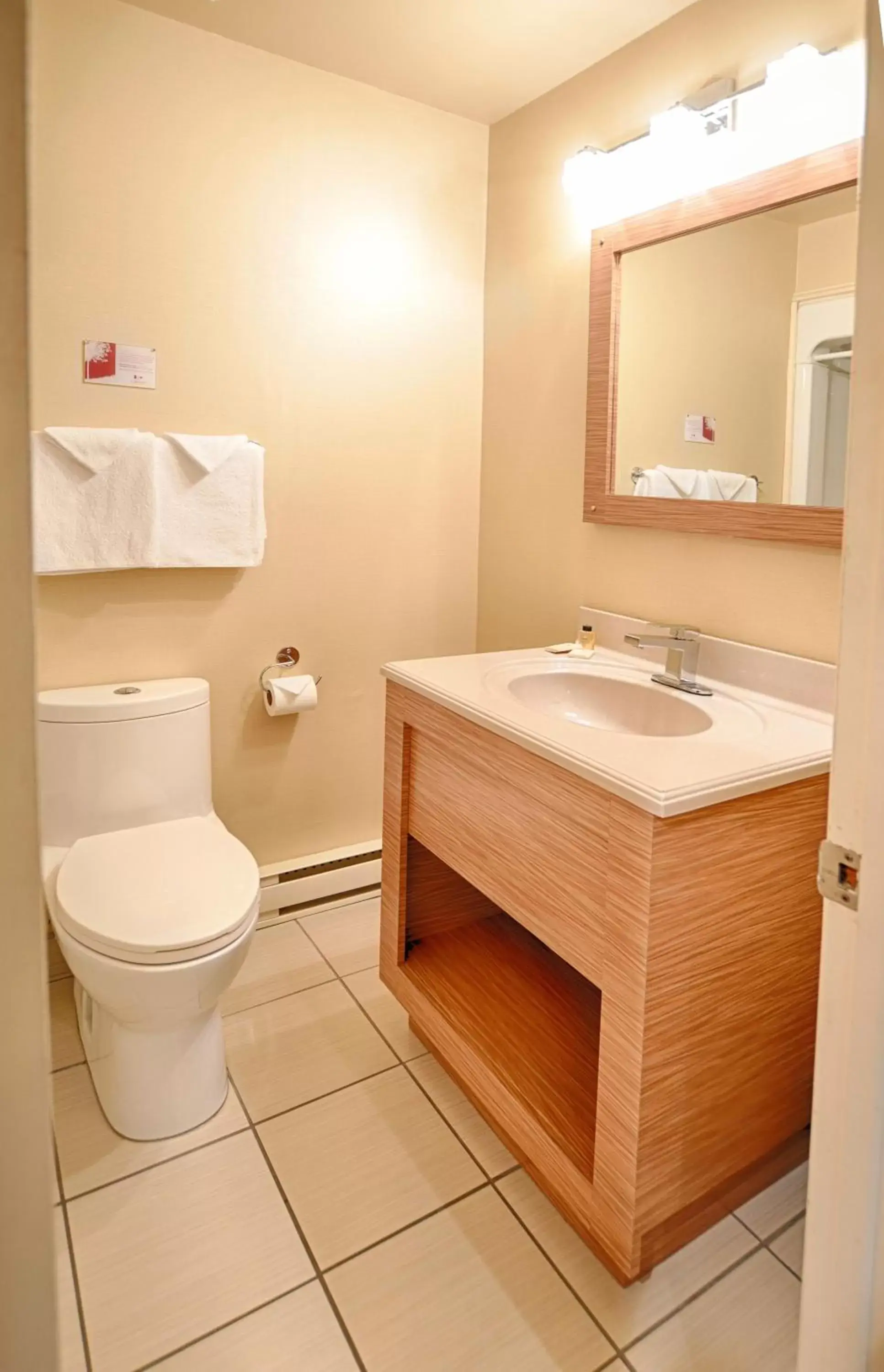 Toilet, Bathroom in Le Fabreville Motel & Suites