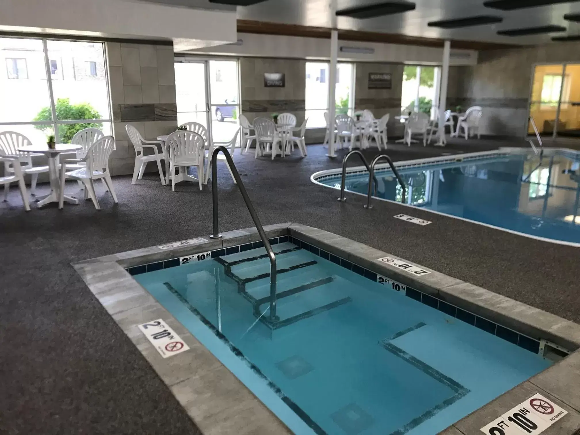 Swimming Pool in Expressway Suites of Bismarck