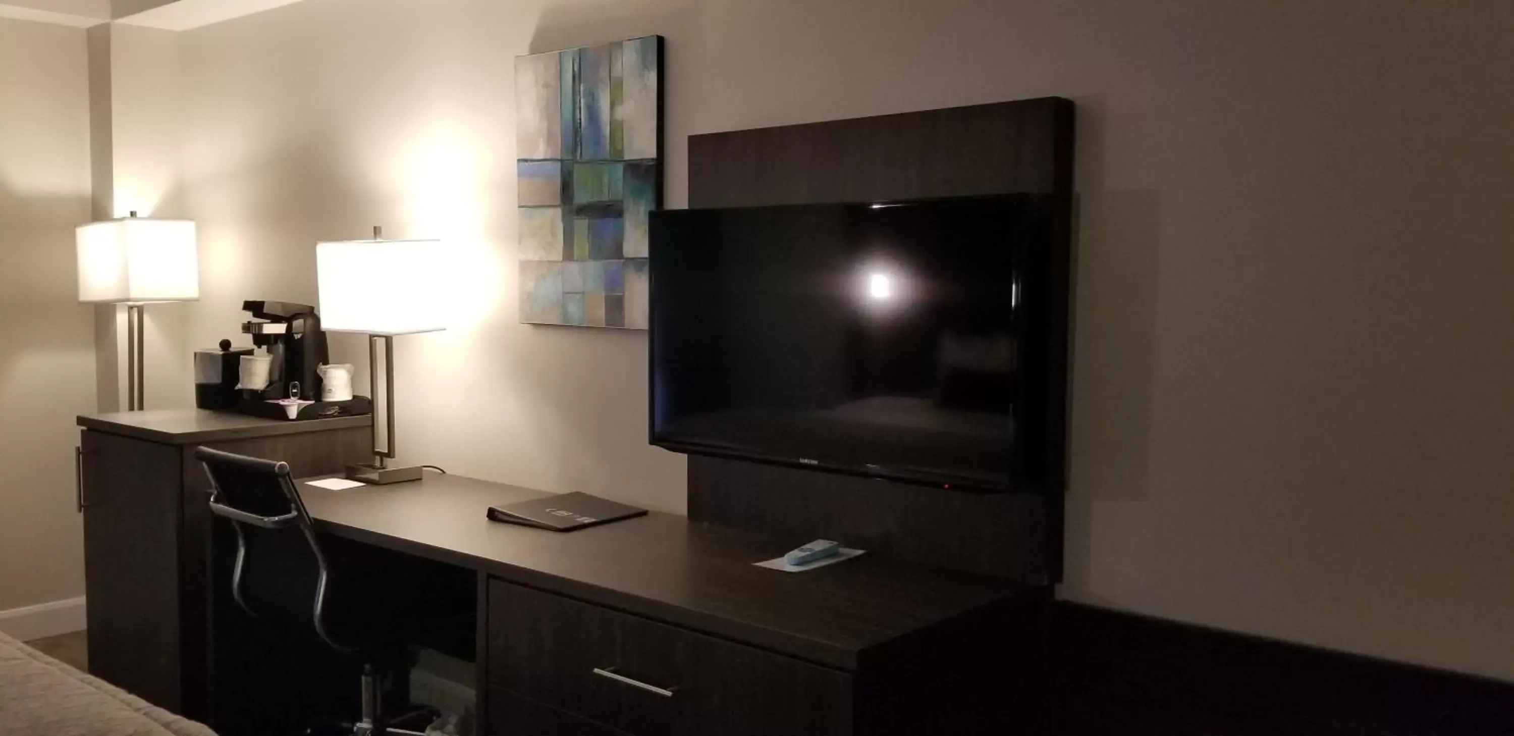 TV and multimedia, TV/Entertainment Center in Best Western Laval-Montreal & Conference Centre