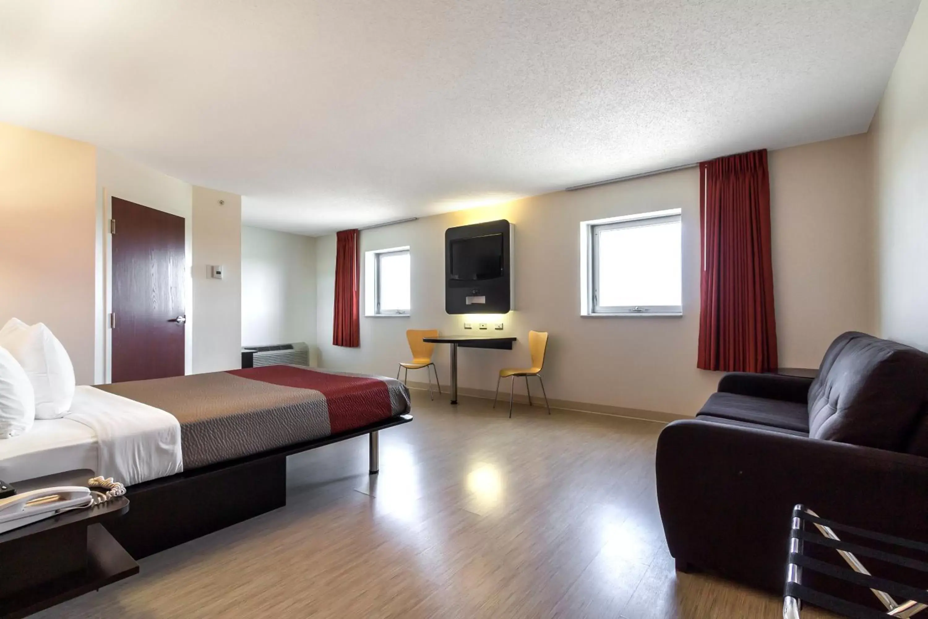 Photo of the whole room in Motel 6-Kingston, ON